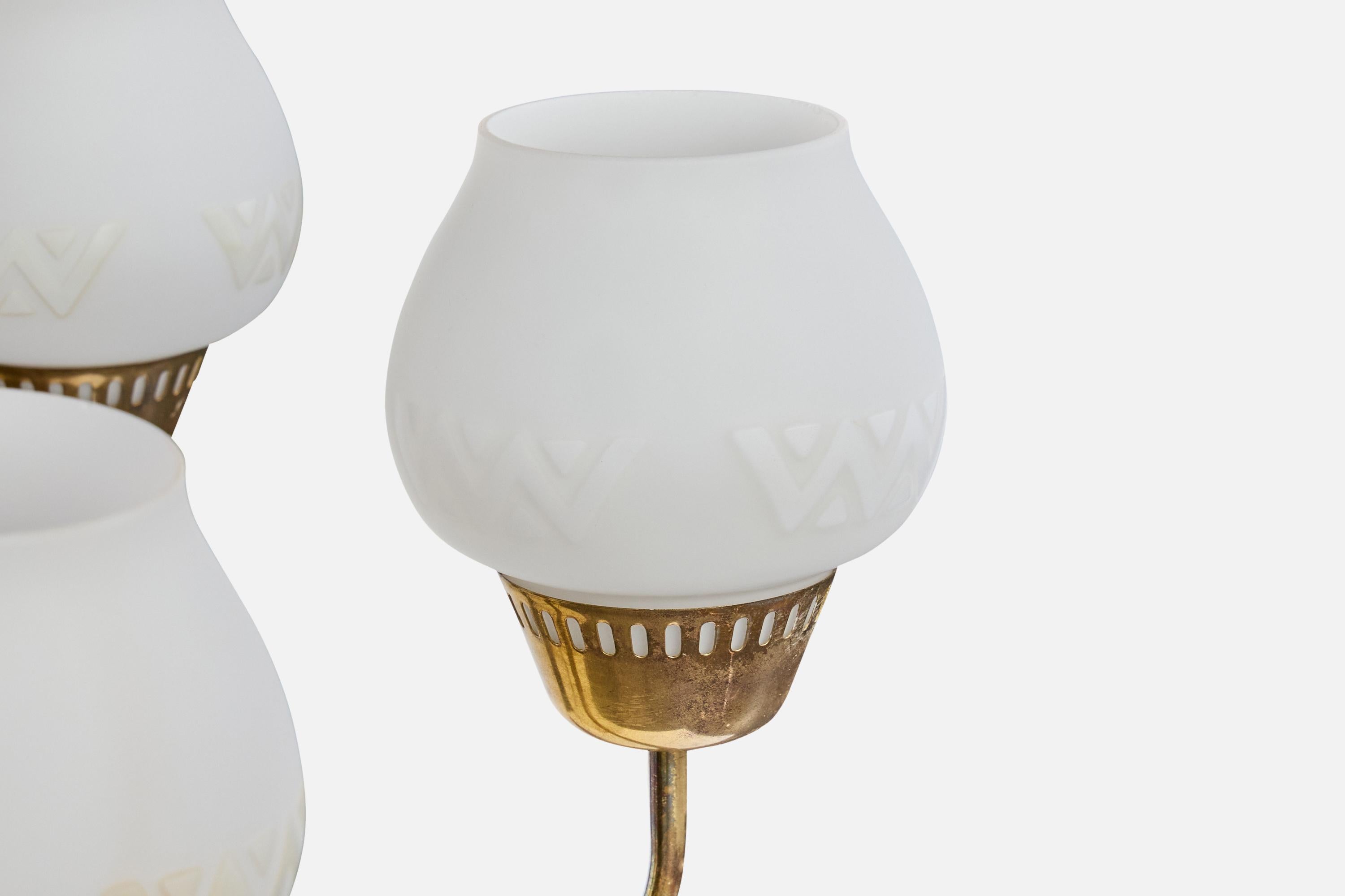 Laiton Designer suédois, lustre, laiton, verre, Wood, Suède, années 1950 en vente