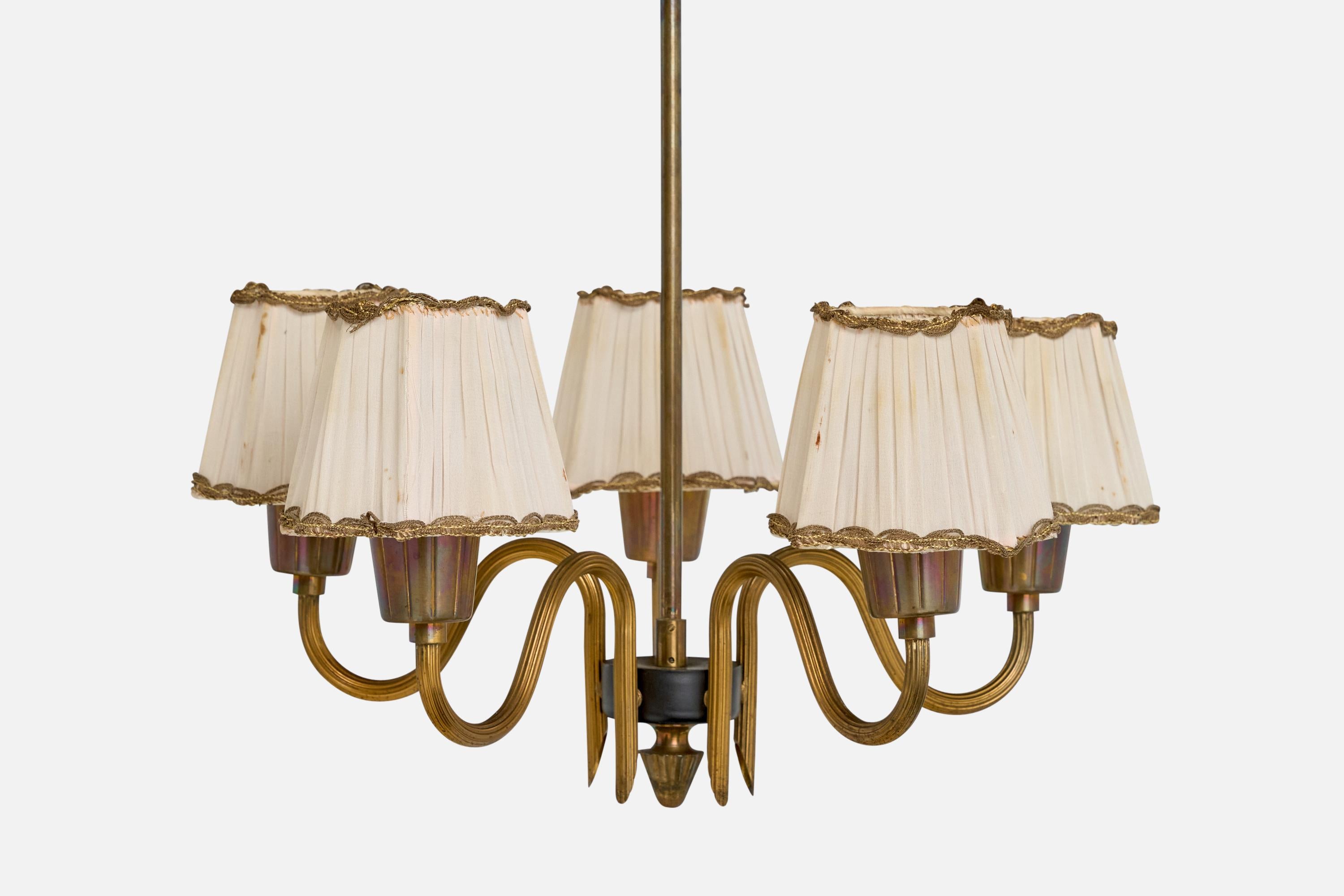 Milieu du XXe siècle Designer suédois, lustre, laiton, métal, tissu, Suède, années 1940 en vente