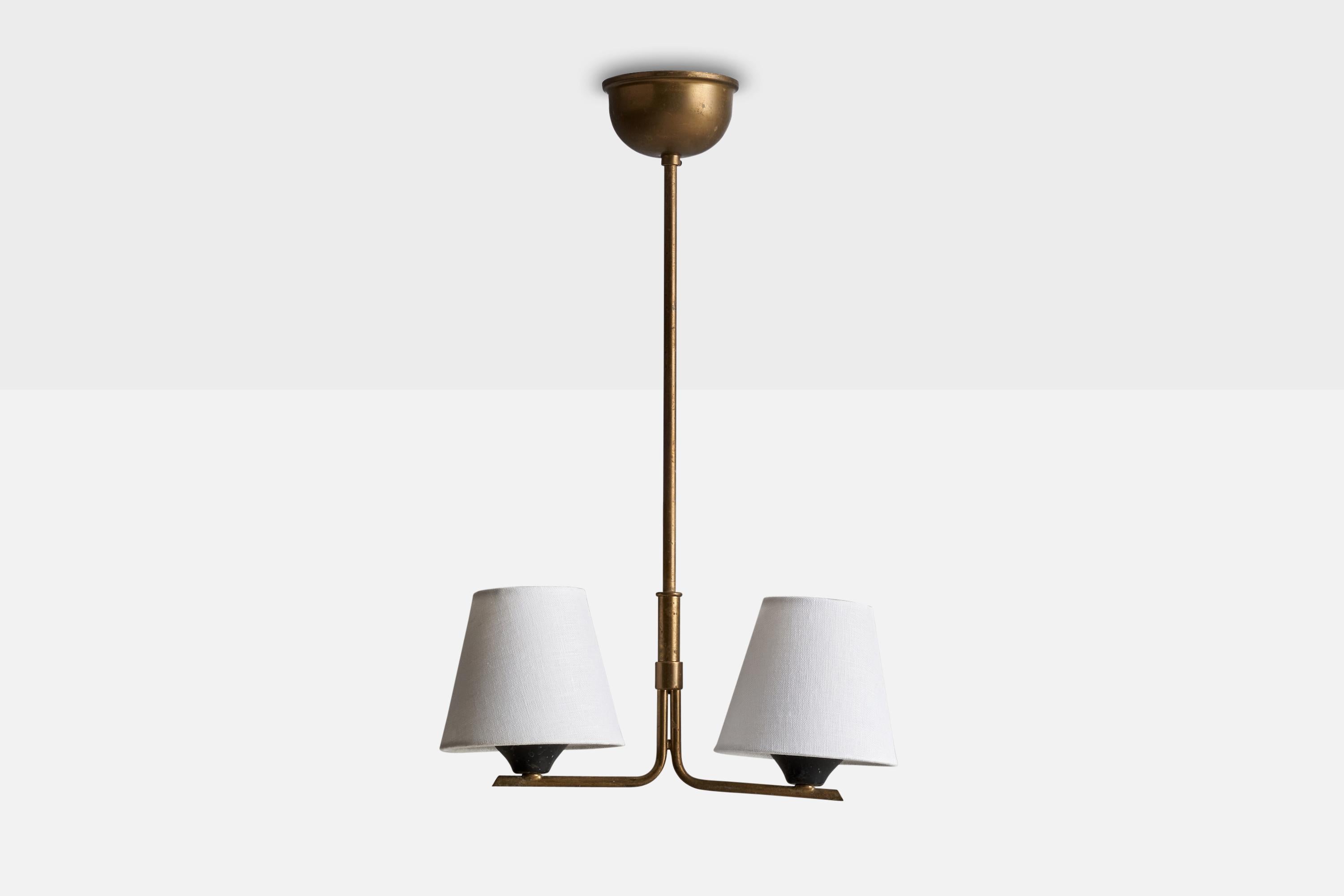 Scandinave moderne Designer suédois, lustre, laiton, métal, tissu, Suède, années 1950 en vente