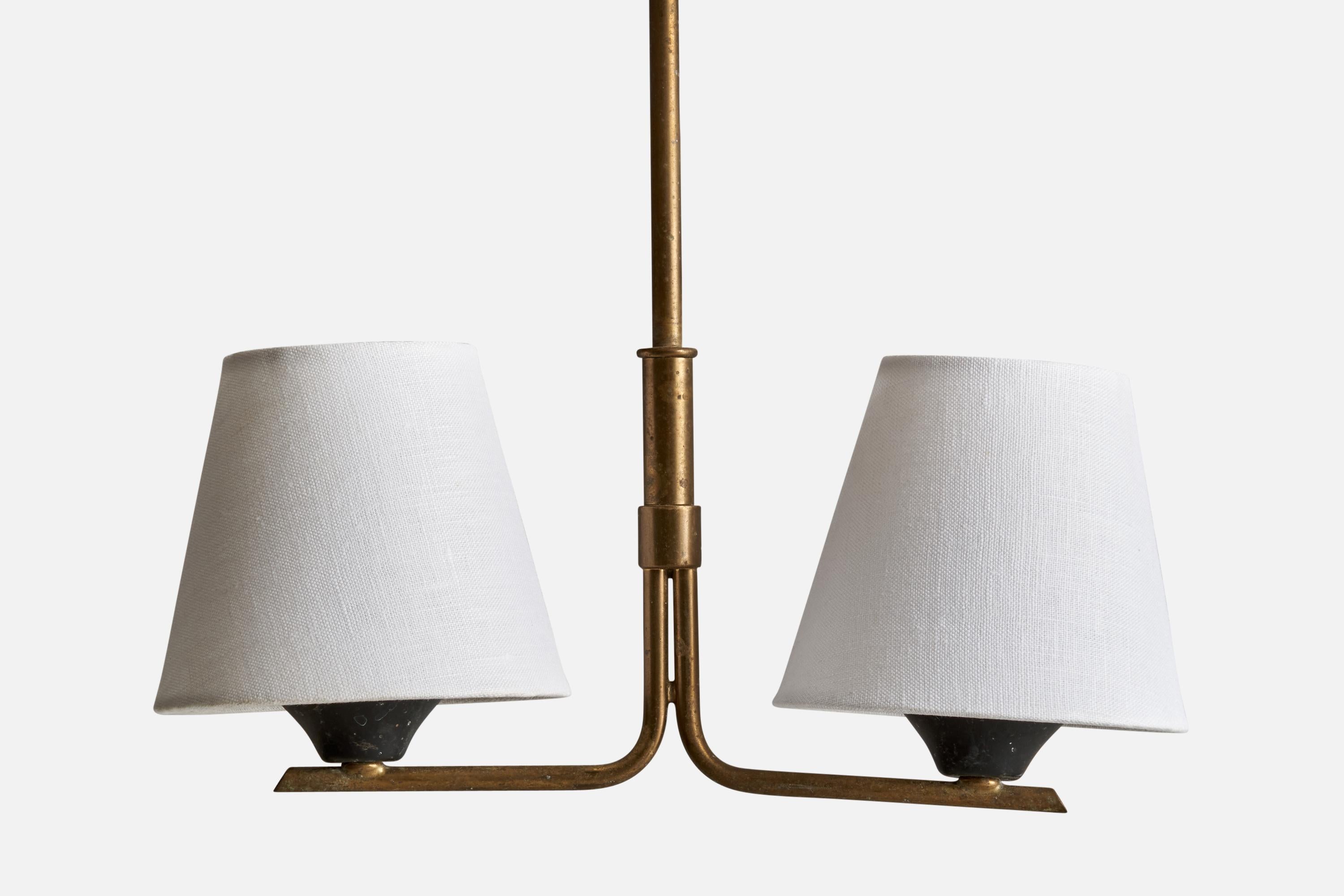 Designer suédois, lustre, laiton, métal, tissu, Suède, années 1950 Bon état - En vente à High Point, NC