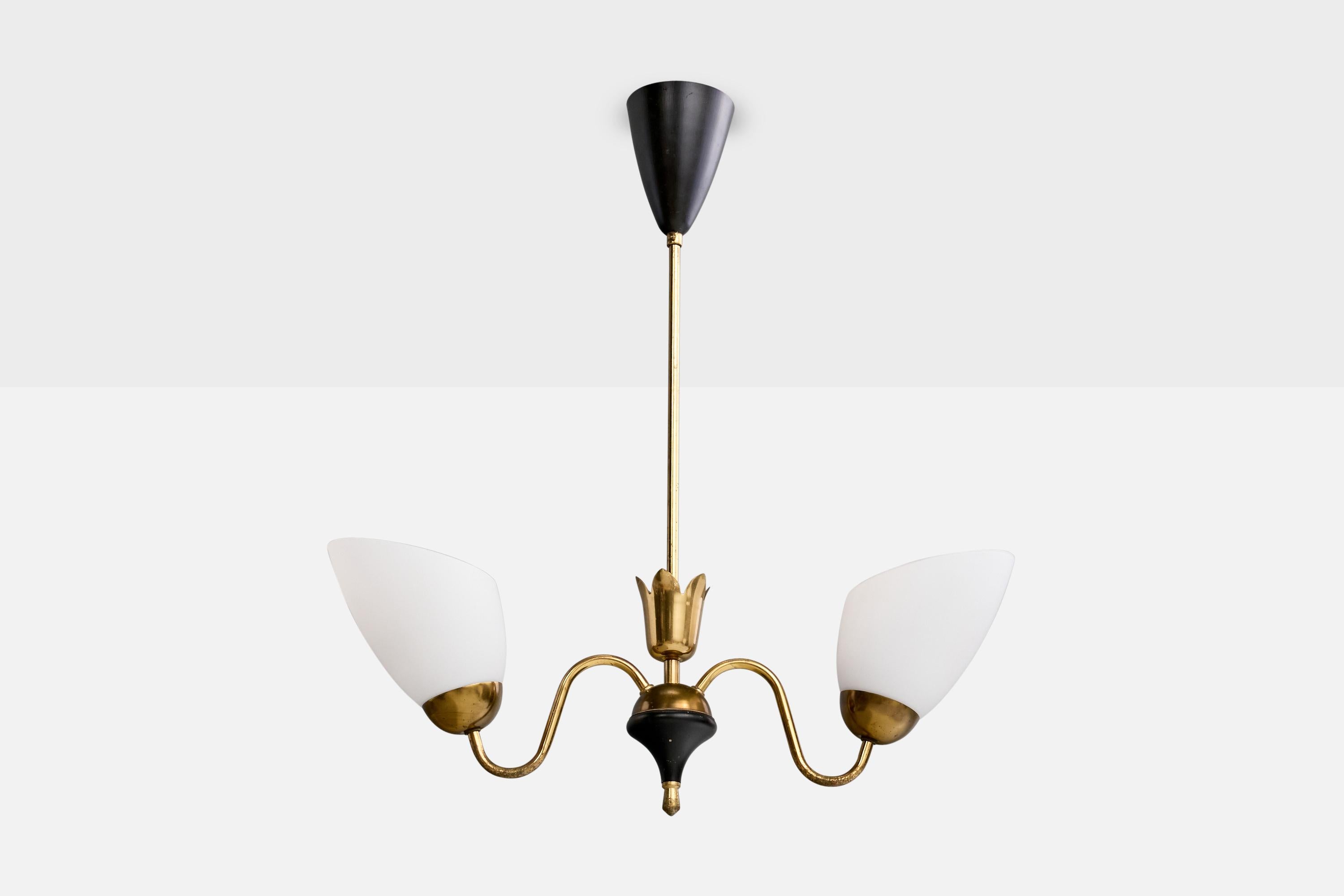 Lustre en laiton, métal laqué noir et verre opalin blanc, conçu et produit en Suède, C.I.C.

Présence d'oxydation sur le laiton

Légère perte de laque noire présente sur le métal

Usure correspondant à l'âge et à l'usage.

Dimensions globales