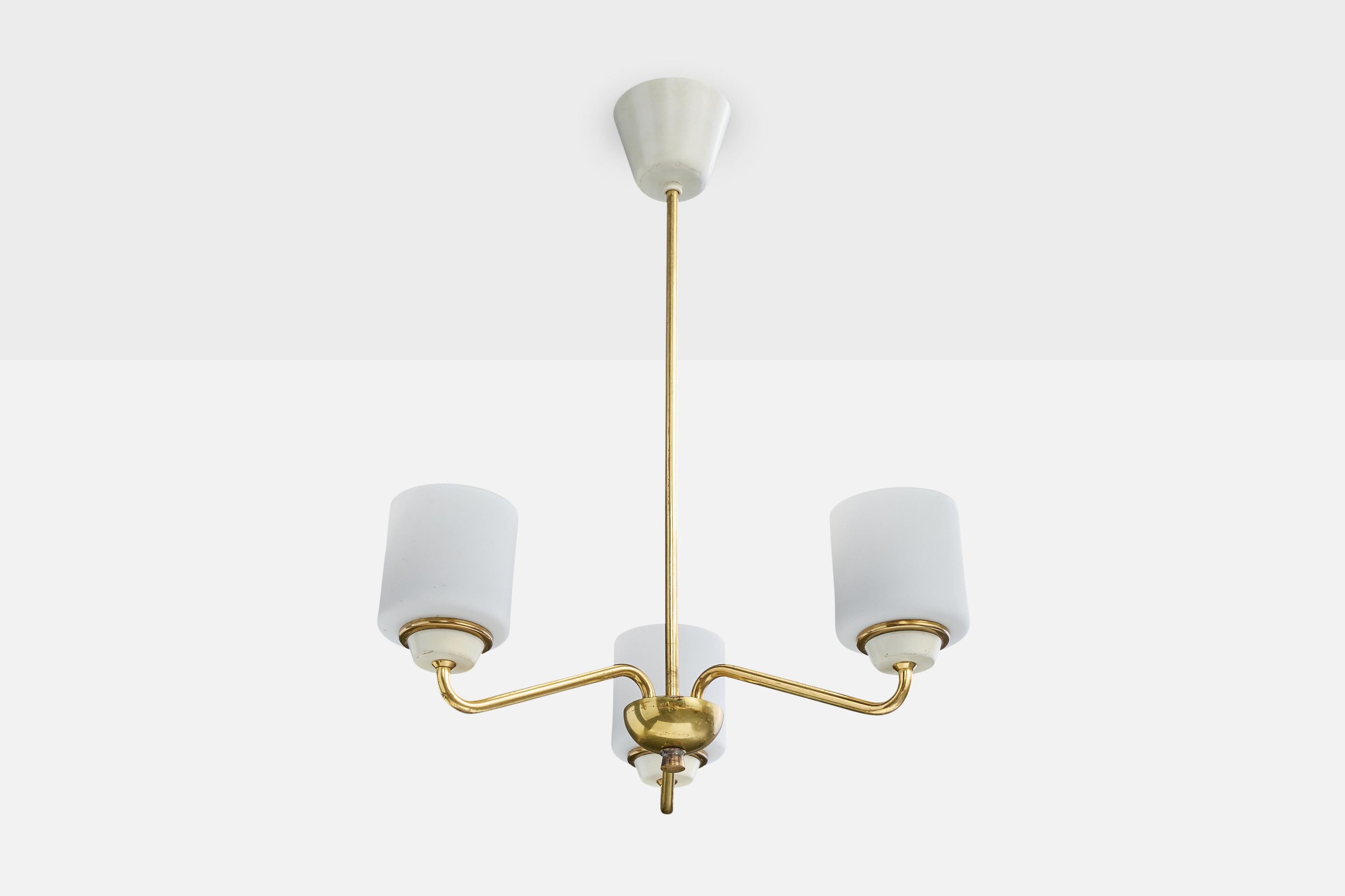 Lustre en laiton, métal laqué blanc et verre opalin blanc, probablement conçu et produit en Suède, C.I.C.

Dimensions globales (pouces) : 21.0 