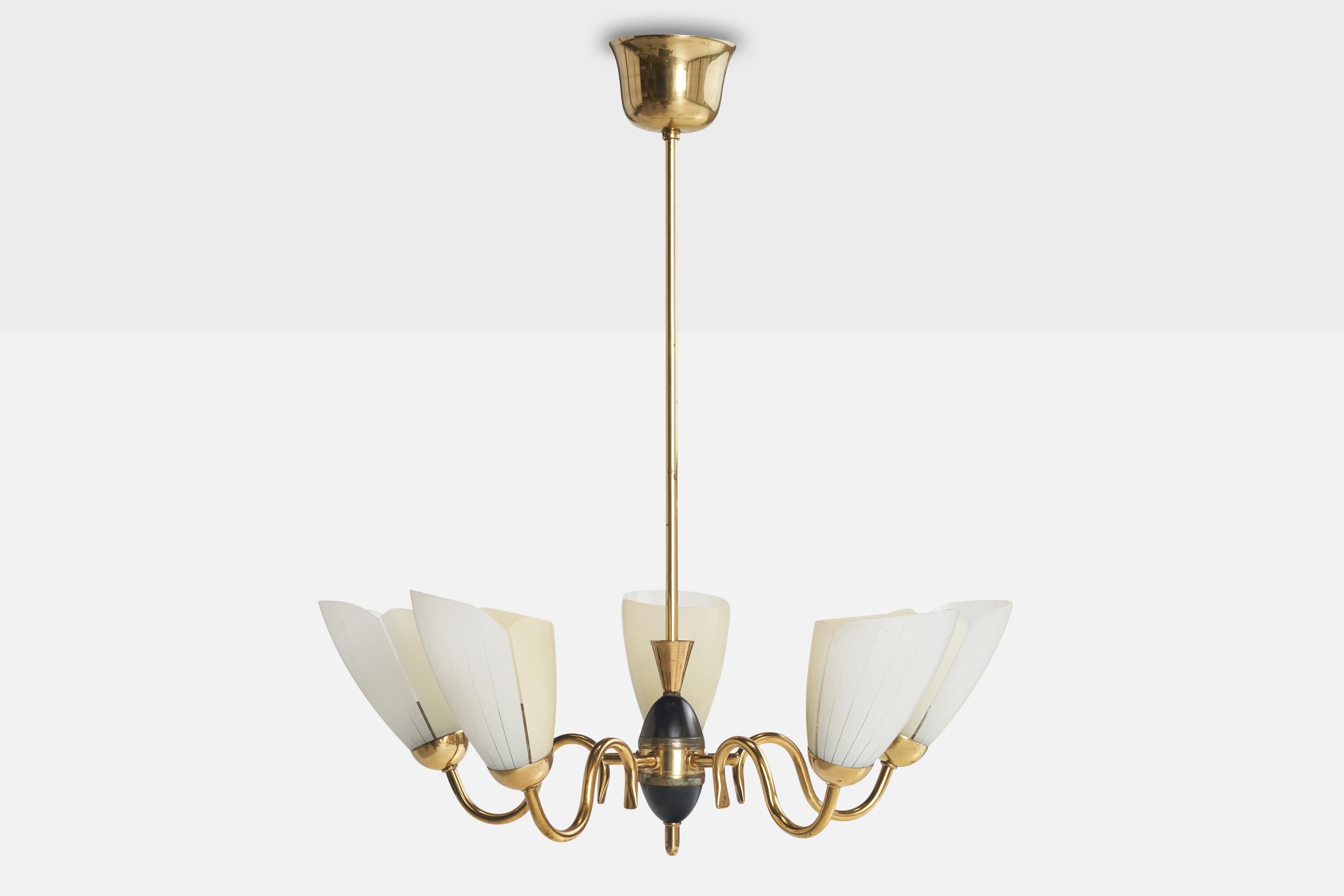 Suédois Designer suédois, lustre, laiton, métal, verre, Suède, années 1950 en vente