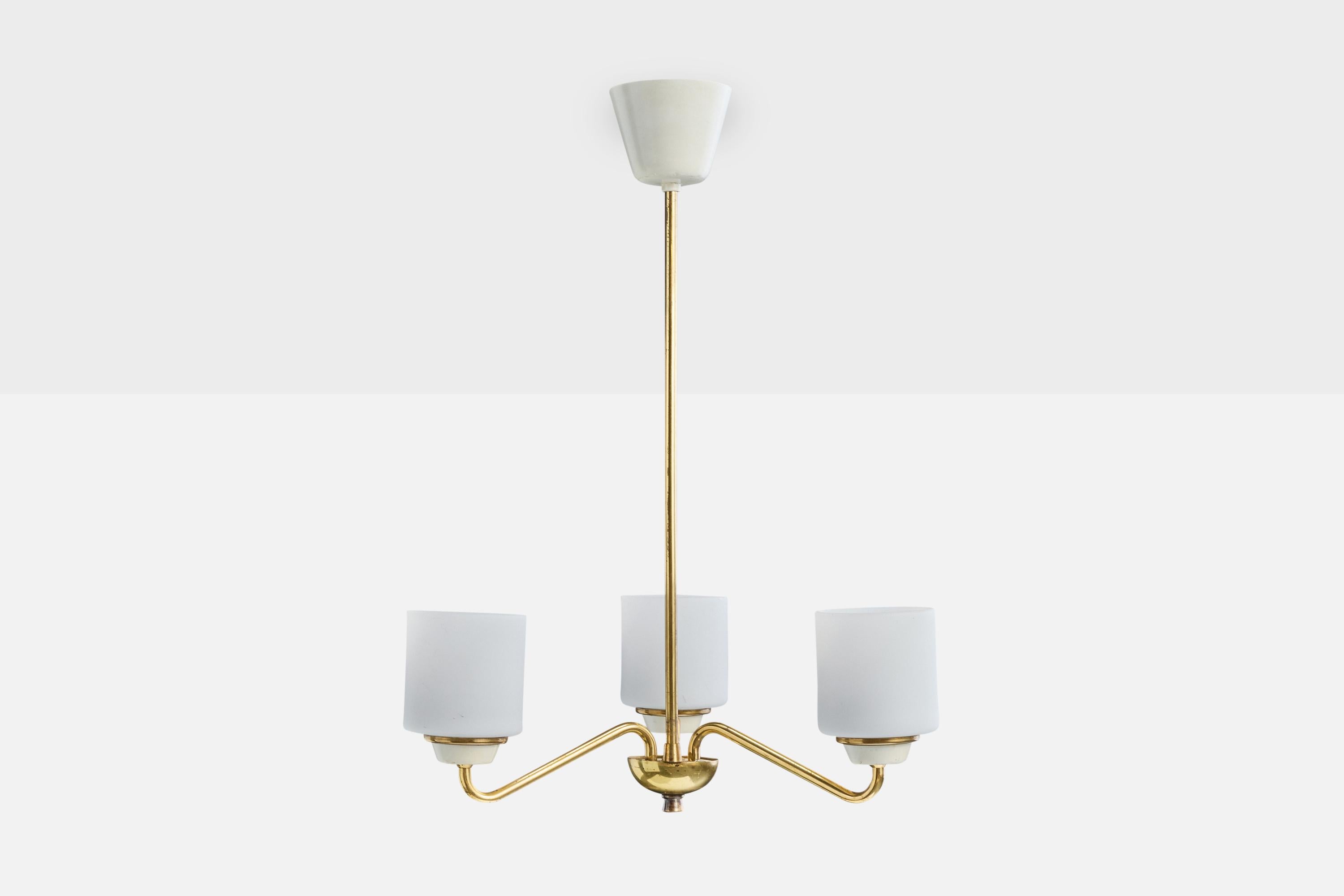 Mid-Century Modern Designer suédois, lustre, laiton, métal, verre, Suède, années 1950 en vente