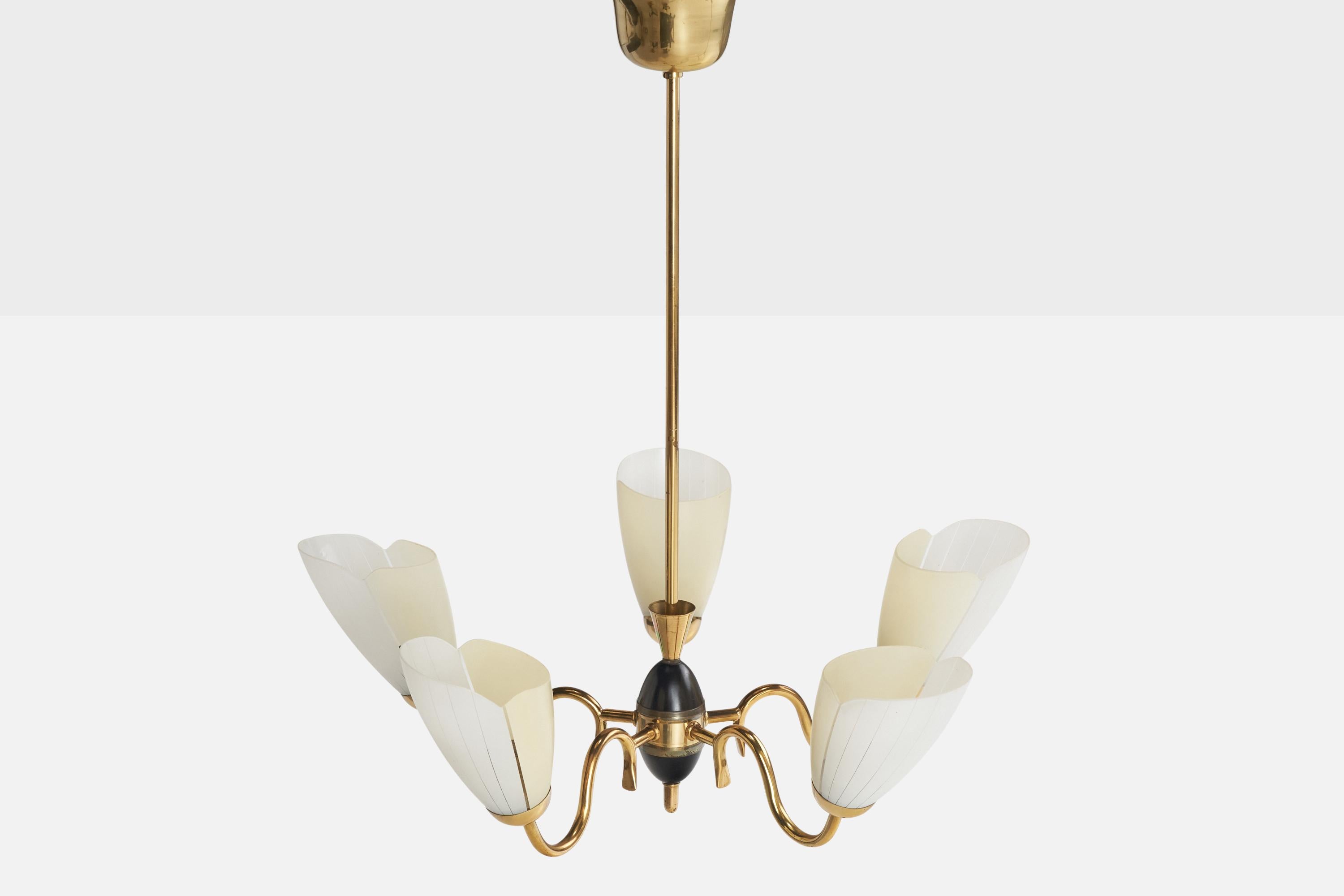 Designer suédois, lustre, laiton, métal, verre, Suède, années 1950 Bon état - En vente à High Point, NC