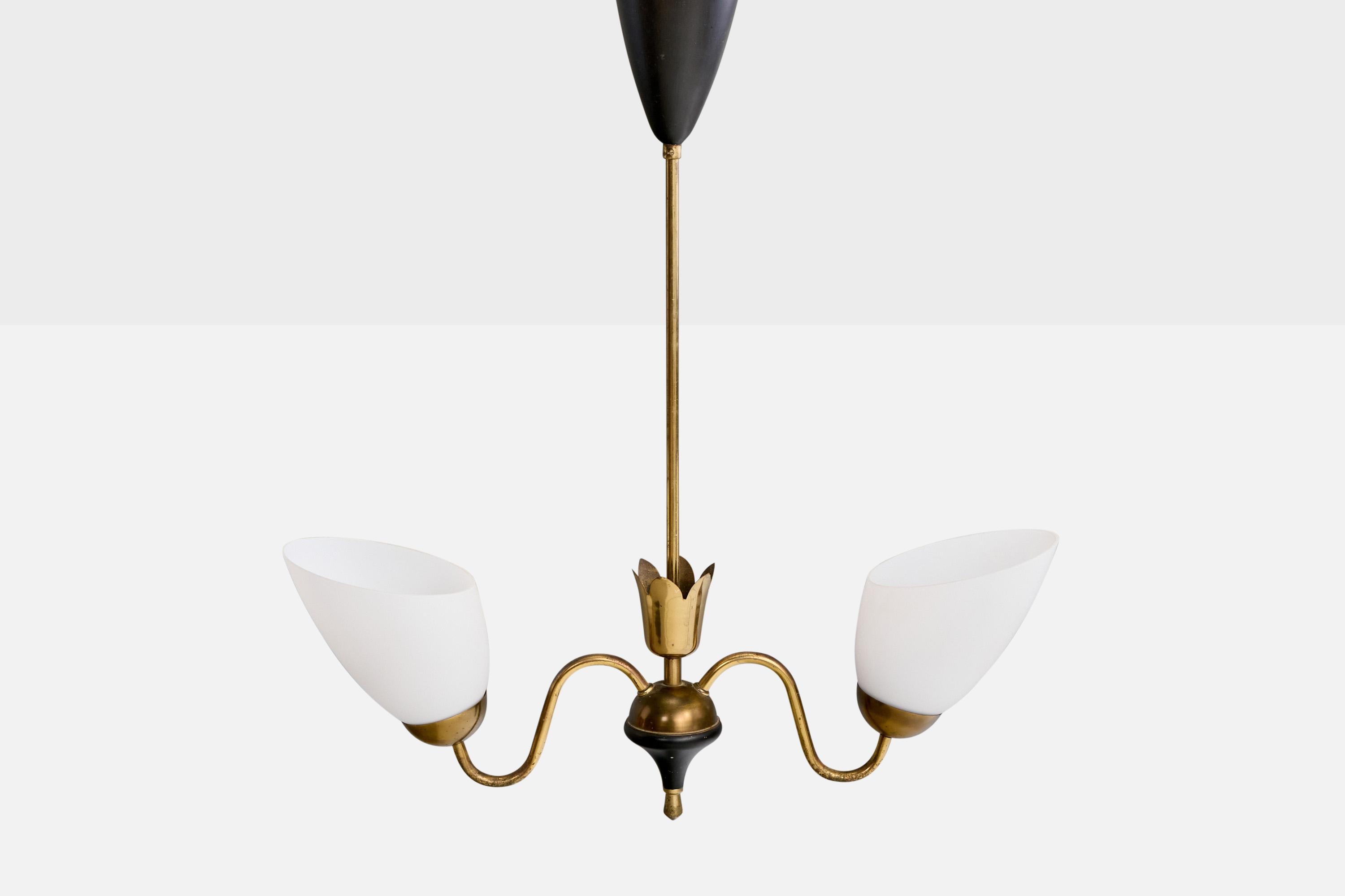 Suédois Designer suédois, lustre, laiton, métal, verre, Suède, années 1950 en vente