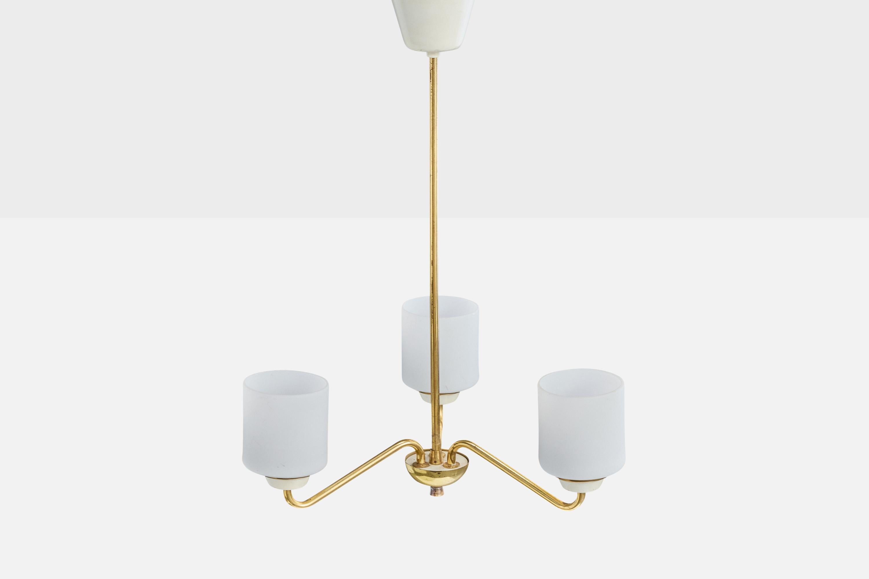 Suédois Designer suédois, lustre, laiton, métal, verre, Suède, années 1950 en vente