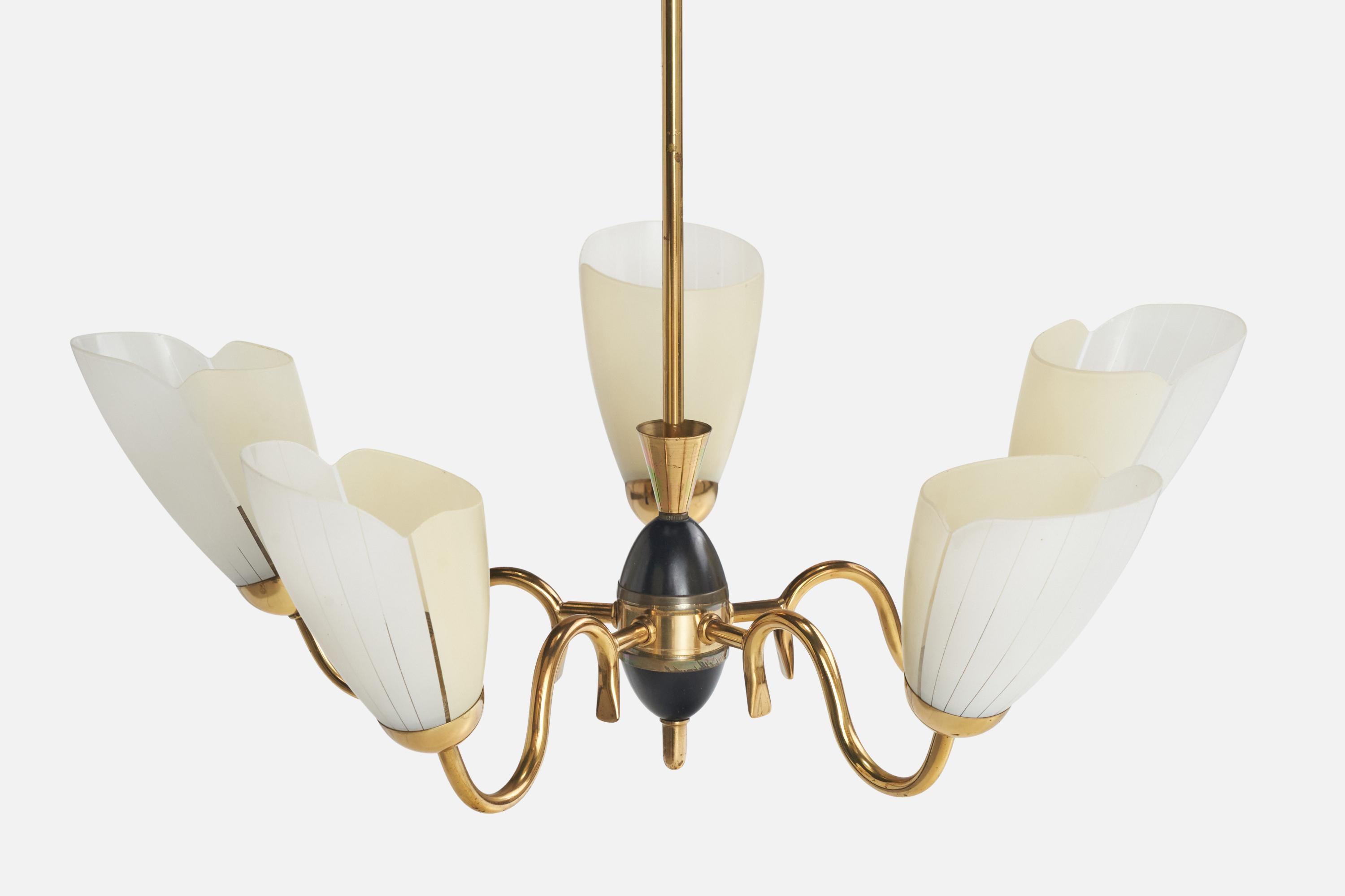 Milieu du XXe siècle Designer suédois, lustre, laiton, métal, verre, Suède, années 1950 en vente