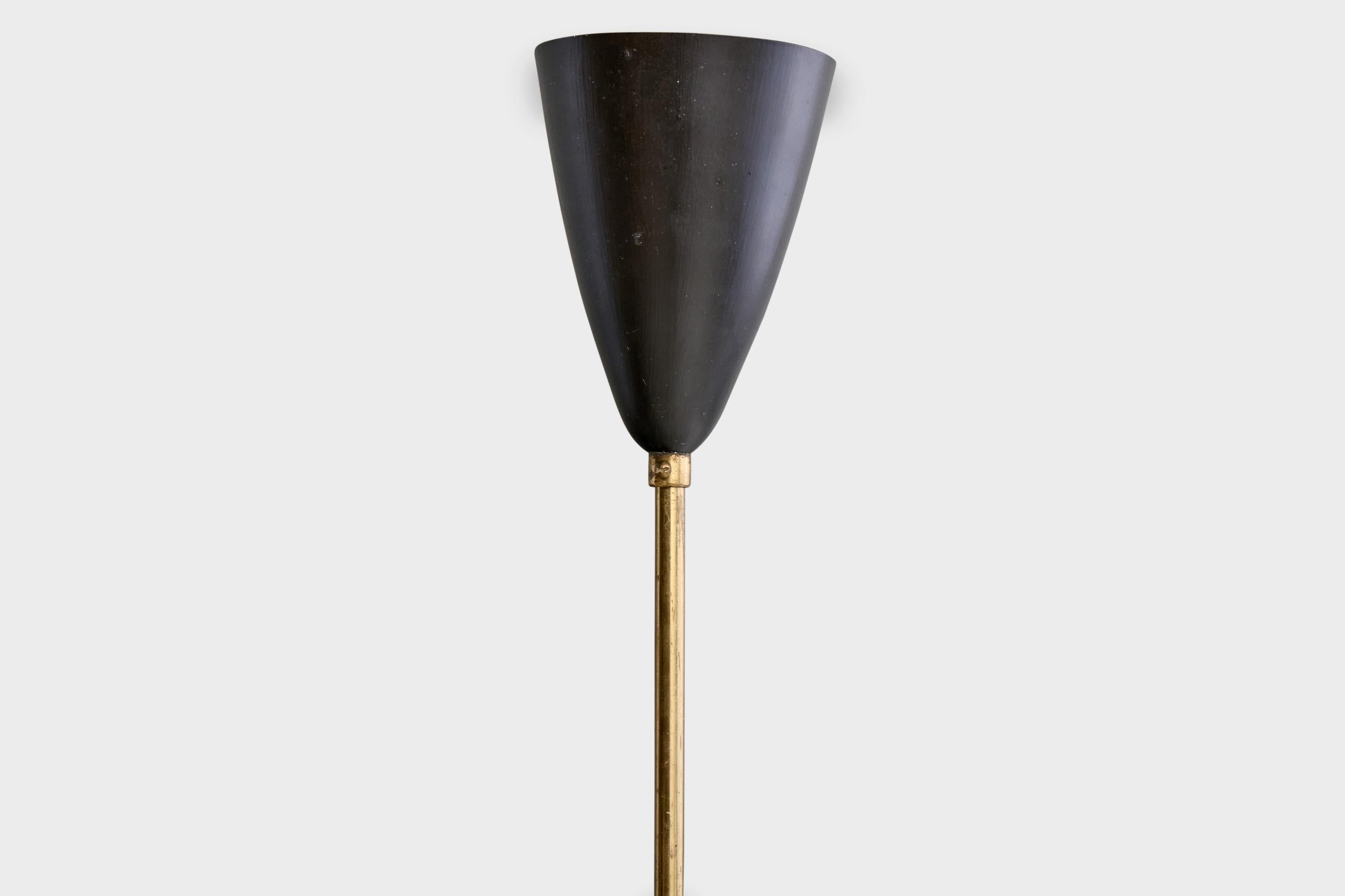 Designer suédois, lustre, laiton, métal, verre, Suède, années 1950 Bon état - En vente à High Point, NC