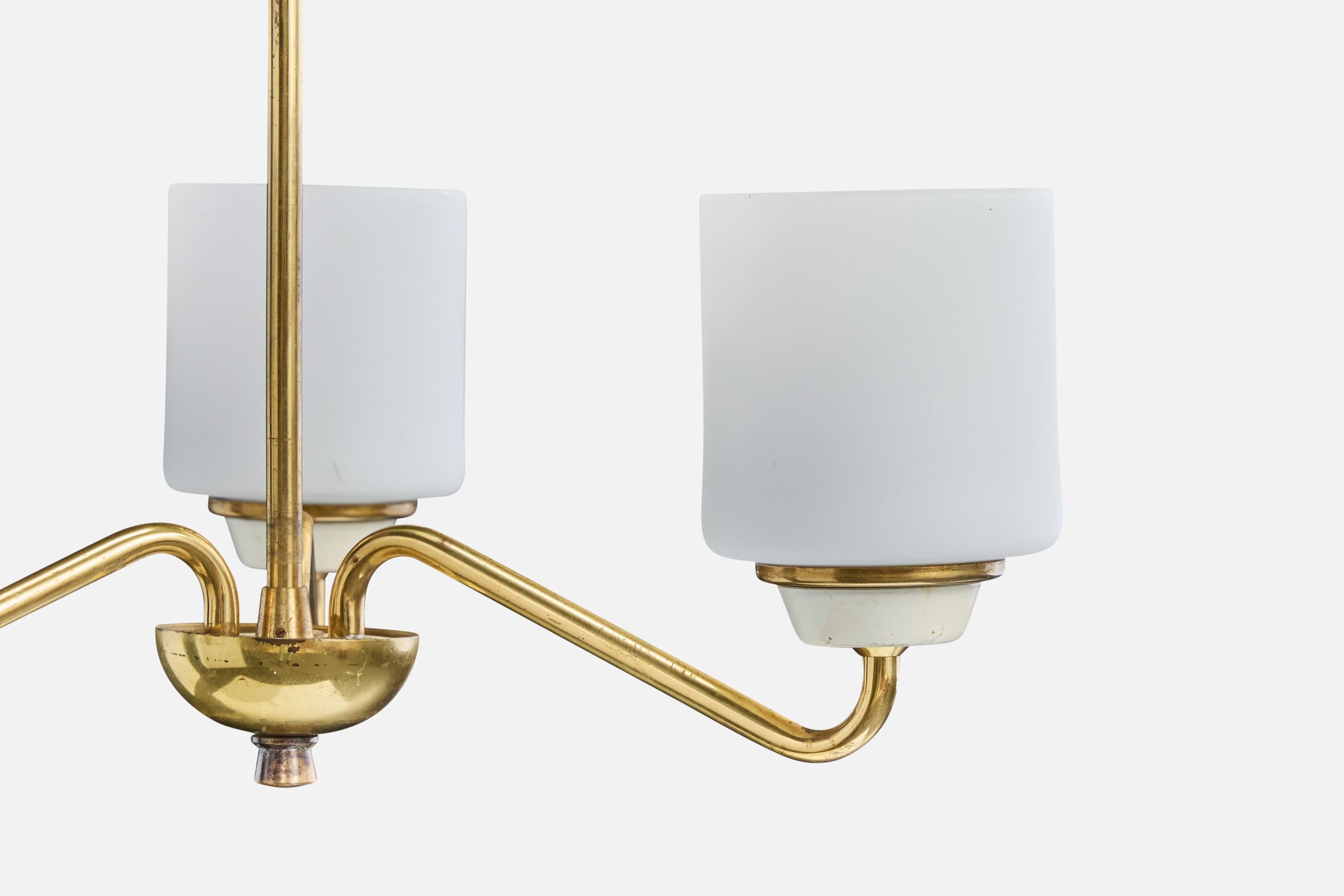 Designer suédois, lustre, laiton, métal, verre, Suède, années 1950 Bon état - En vente à High Point, NC