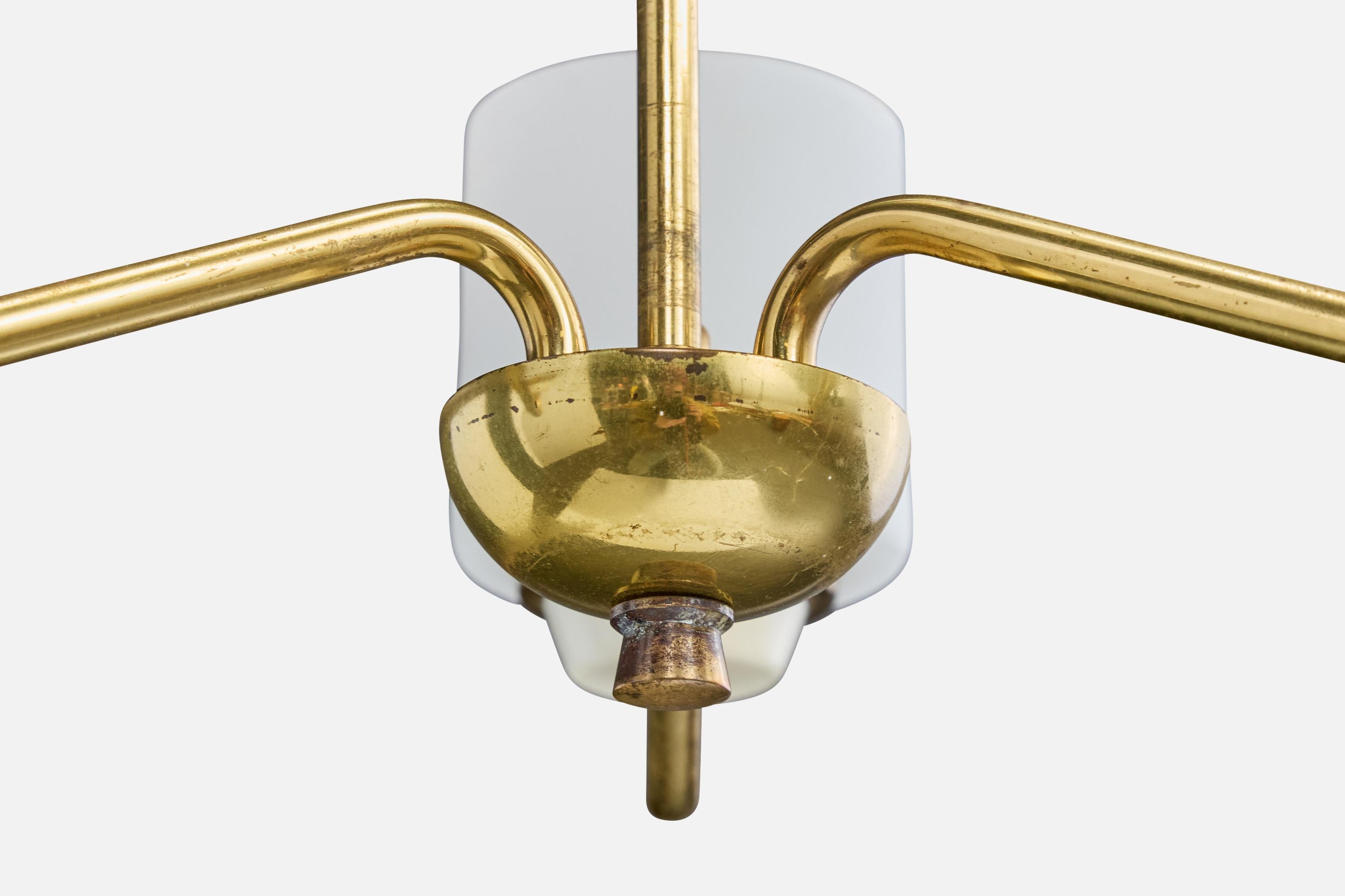 Milieu du XXe siècle Designer suédois, lustre, laiton, métal, verre, Suède, années 1950 en vente