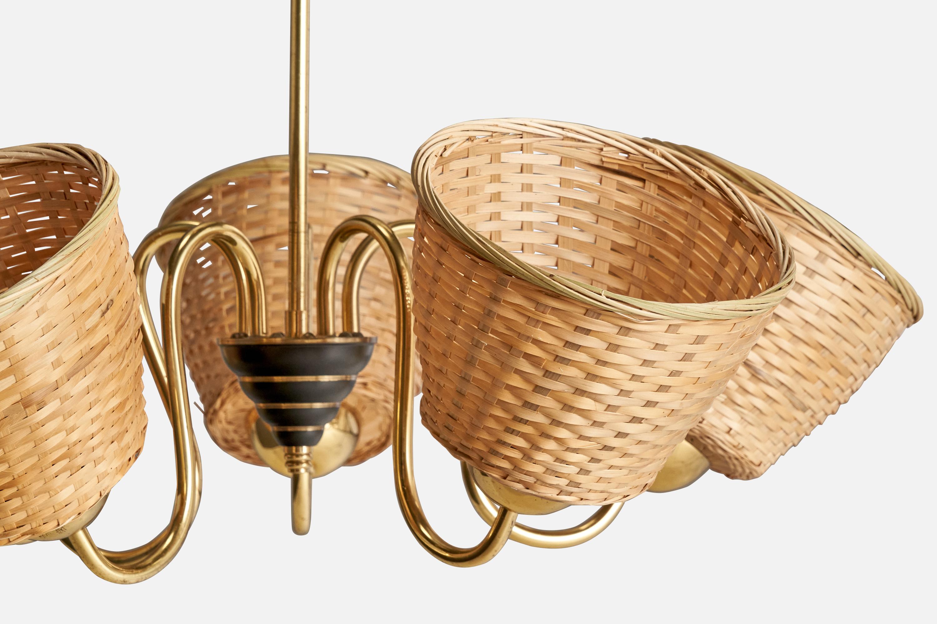 Metà XX secolo Designer svedese, lampadario, ottone, metallo, rattan, anni '60 in vendita
