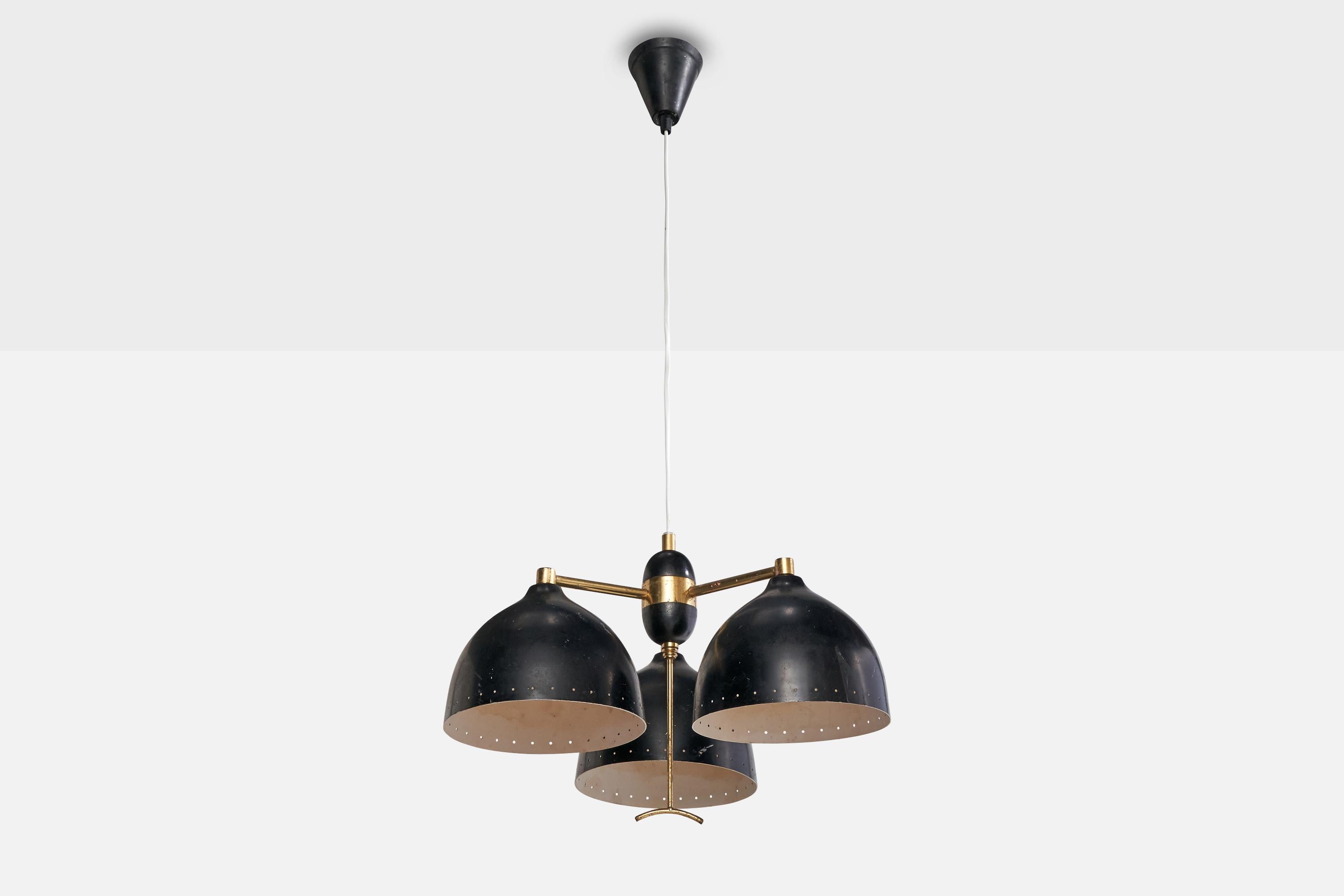Lampadario in ottone e metallo laccato nero progettato e prodotto in Svezia, anni '50 circa.

Dimensioni complessive (pollici): 30,5