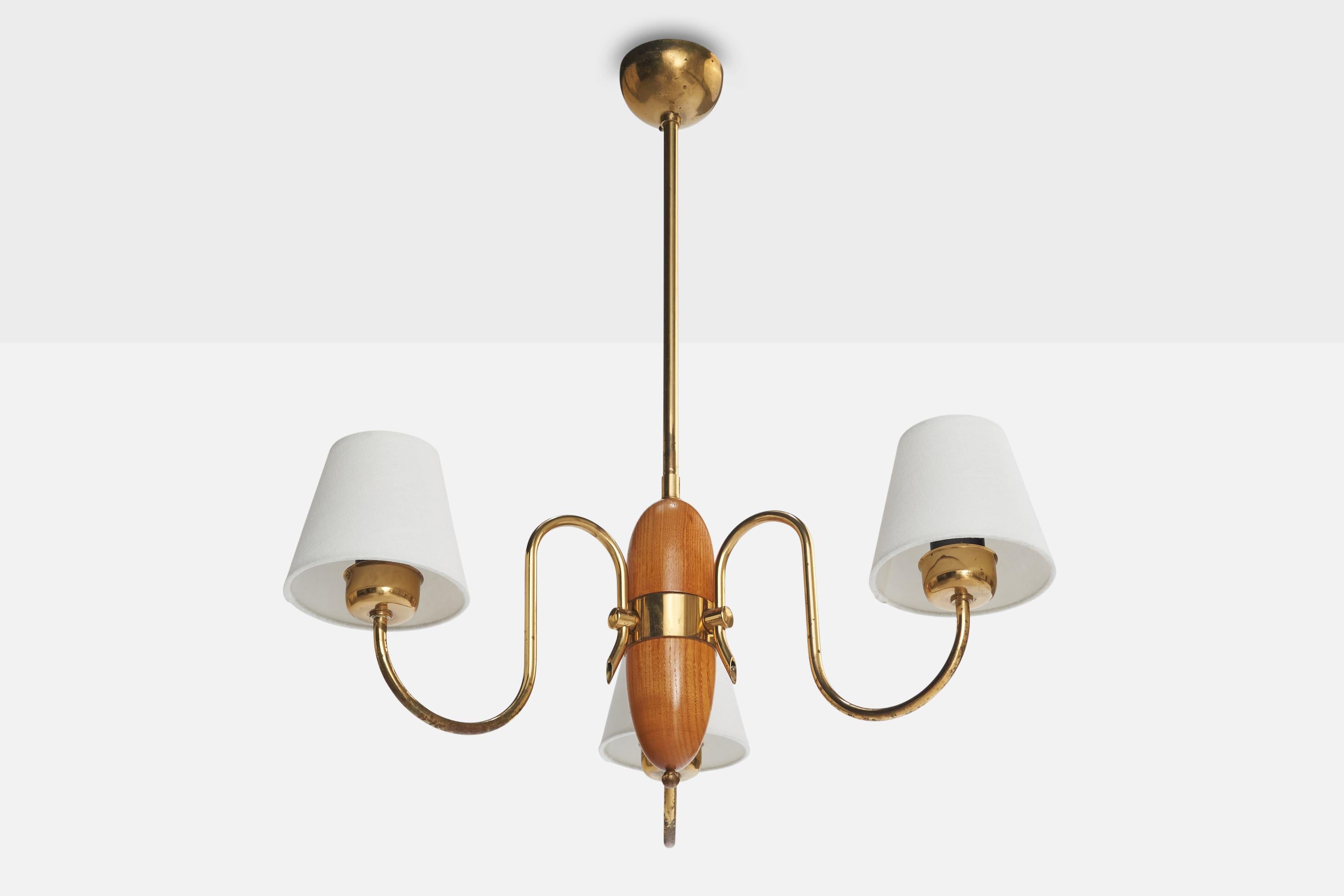 Lampadario in ottone, quercia e tessuto bianco progettato e prodotto in Svezia, anni '40 circa.

Dimensioni complessive (pollici): 26
