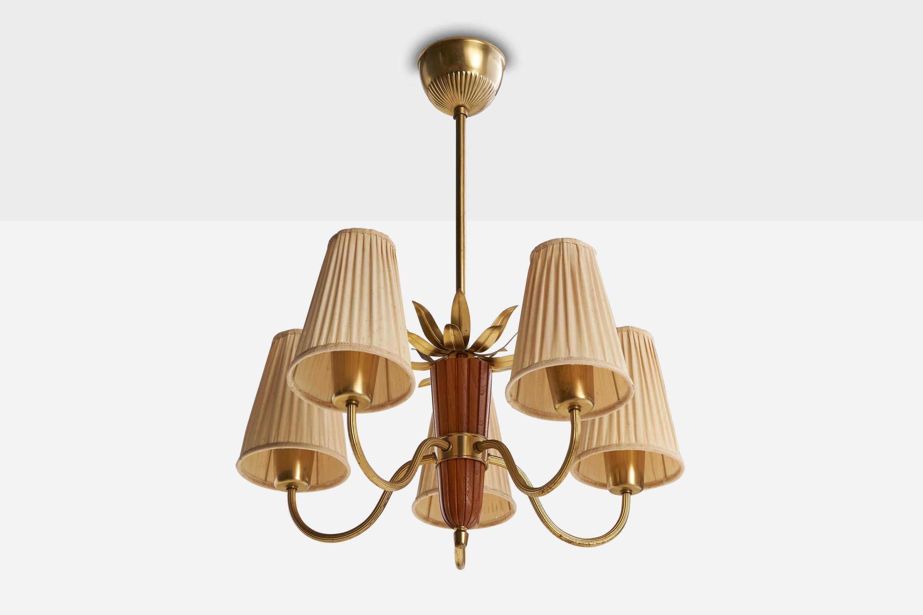 Lampadario in ottone, rovere tinto scuro e tessuto beige progettato e prodotto in Svezia, anni '40 circa.

Dimensioni complessive (pollici): 26,5