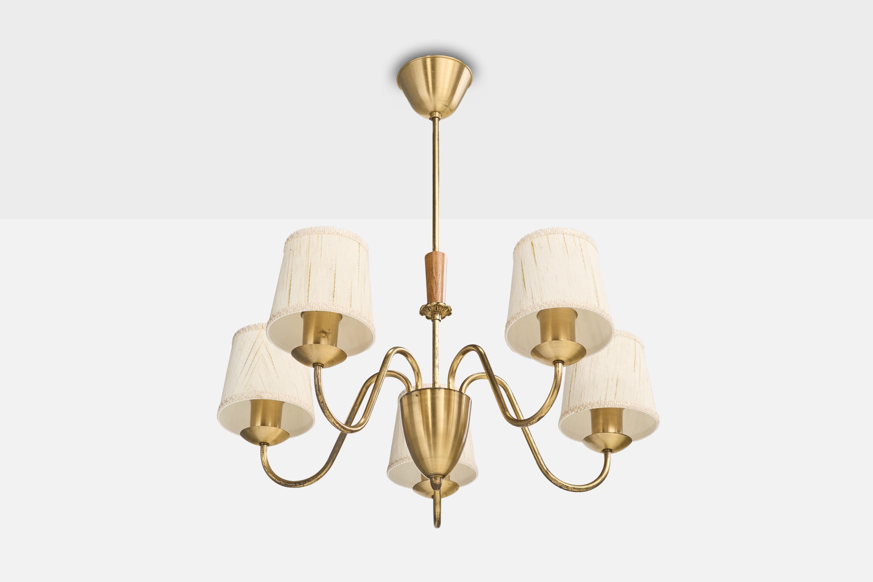 Lampadario in ottone, quercia e tessuto bianco sporco progettato e prodotto in Svezia, anni '40 circa.

Dimensioni complessive (pollici): 25,25