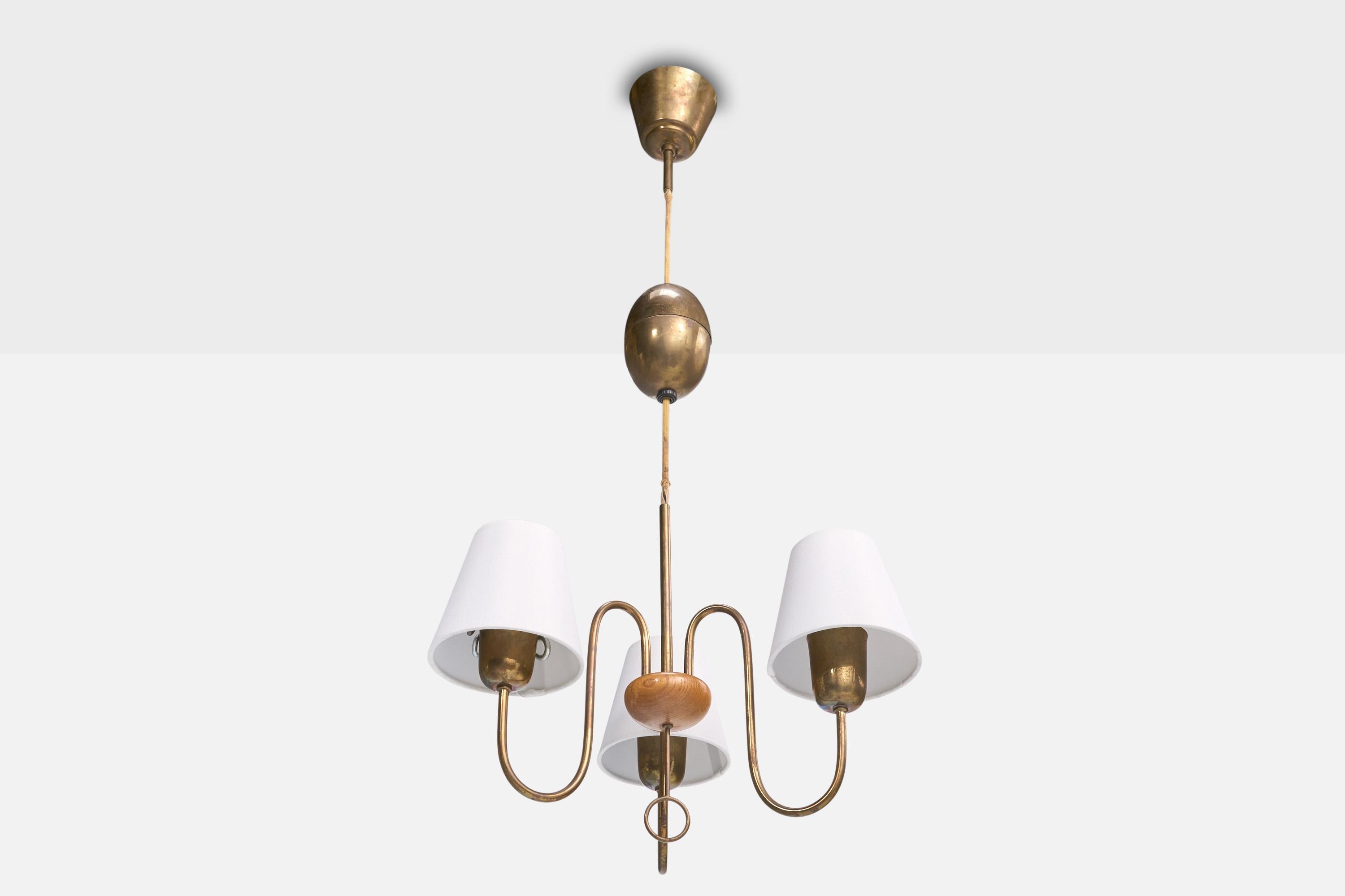 Lampadario regolabile in ottone, quercia e tessuto bianco progettato e prodotto in Svezia, anni '40 circa.

Il fusto e i bracci in ottone presentano un'ossidazione da leggera a moderata. Paralumi in tessuto nuovi di zecca.

Dimensioni complessive