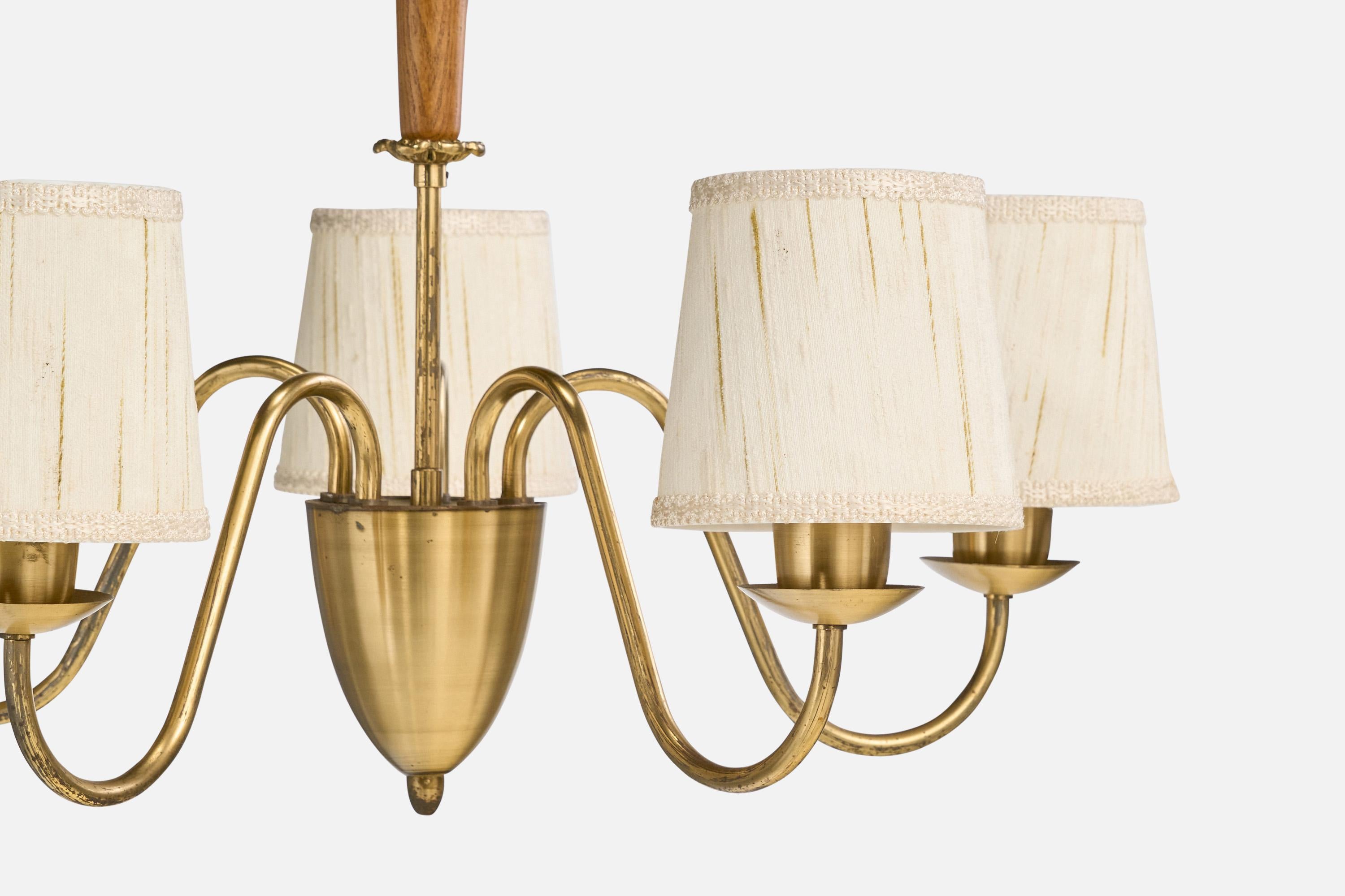 Metà XX secolo Lampadario di design svedese, ottone, Oak, tessuto, Svezia, anni '40 in vendita