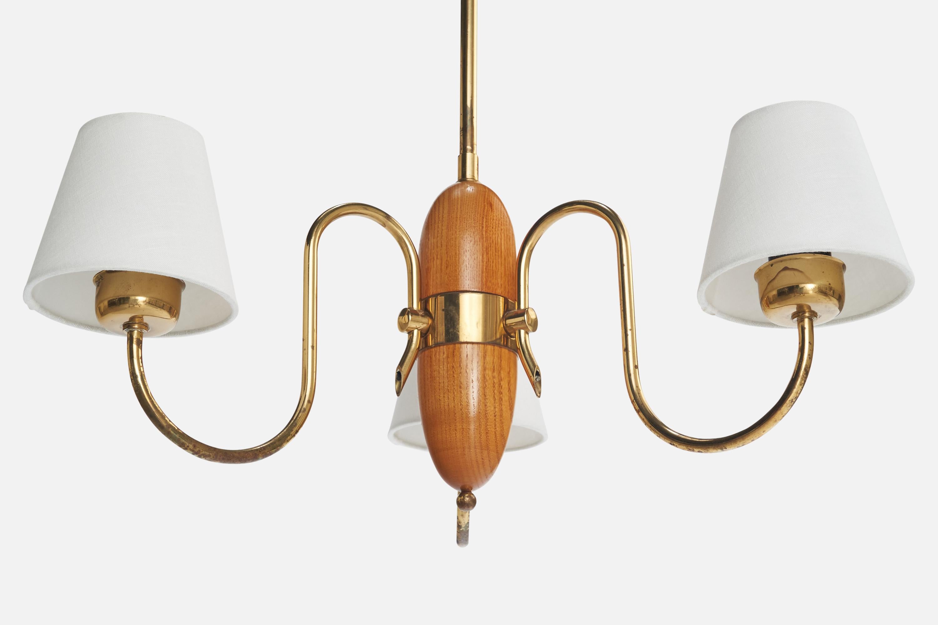 Metà XX secolo Lampadario di design svedese, ottone, Oak, tessuto, Svezia, anni '40 in vendita