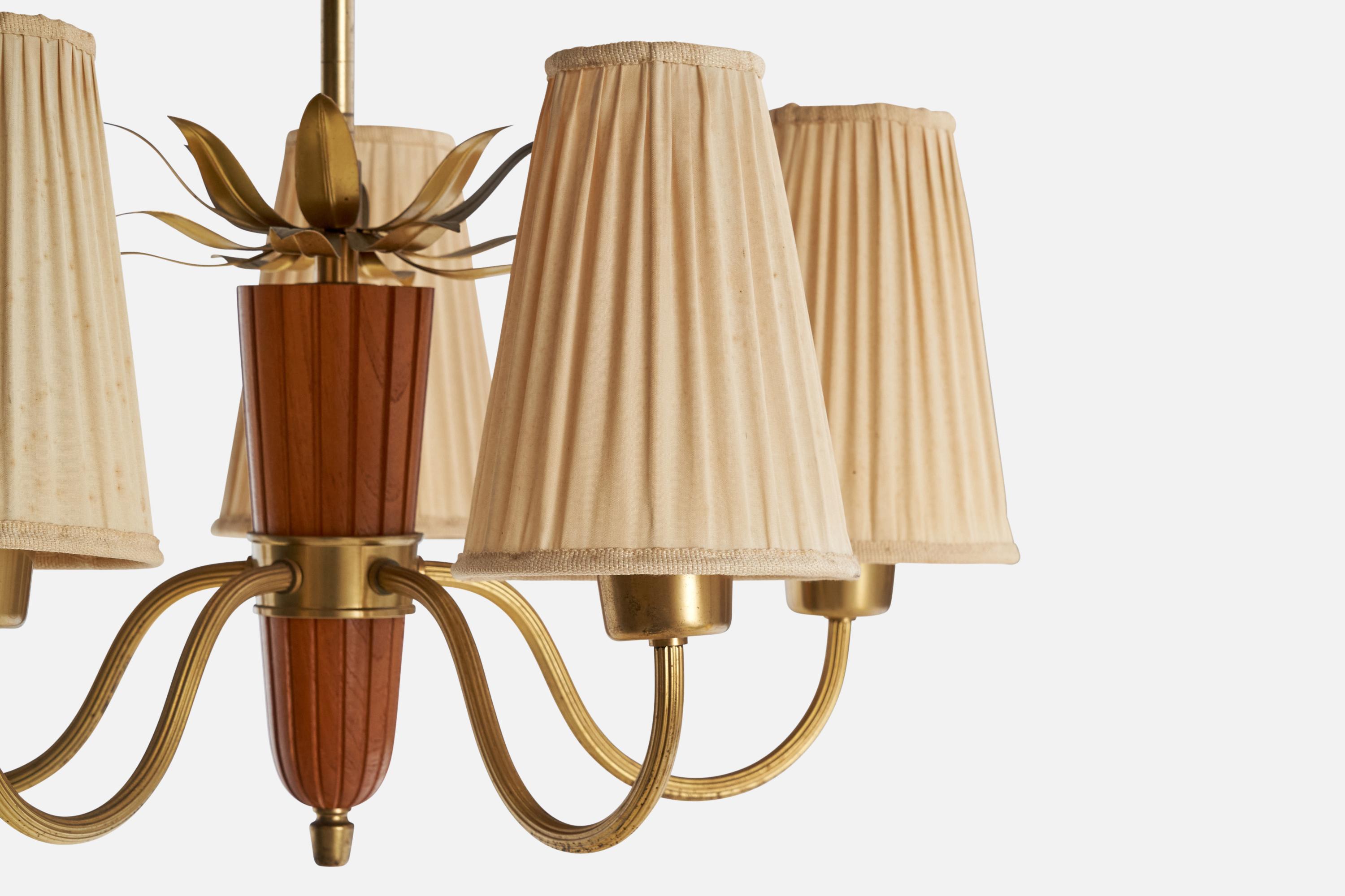 Metà XX secolo Lampadario di design svedese, ottone, Oak, tessuto, Svezia, anni '40 in vendita