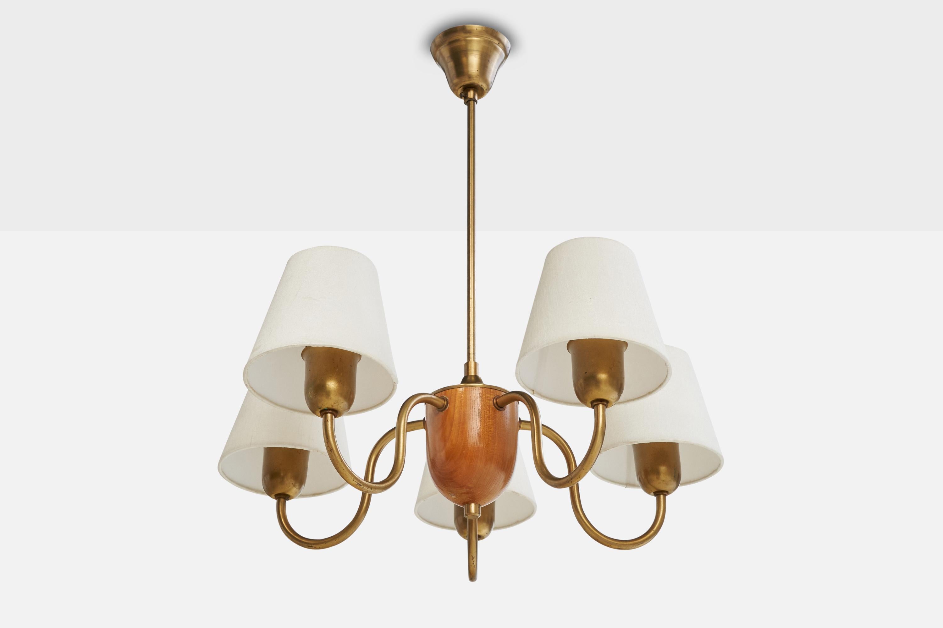 Lampadario in ottone, quercia e tessuto bianco progettato e prodotto in Svezia, anni '1950 circa.

Dimensioni complessive (pollici): 22