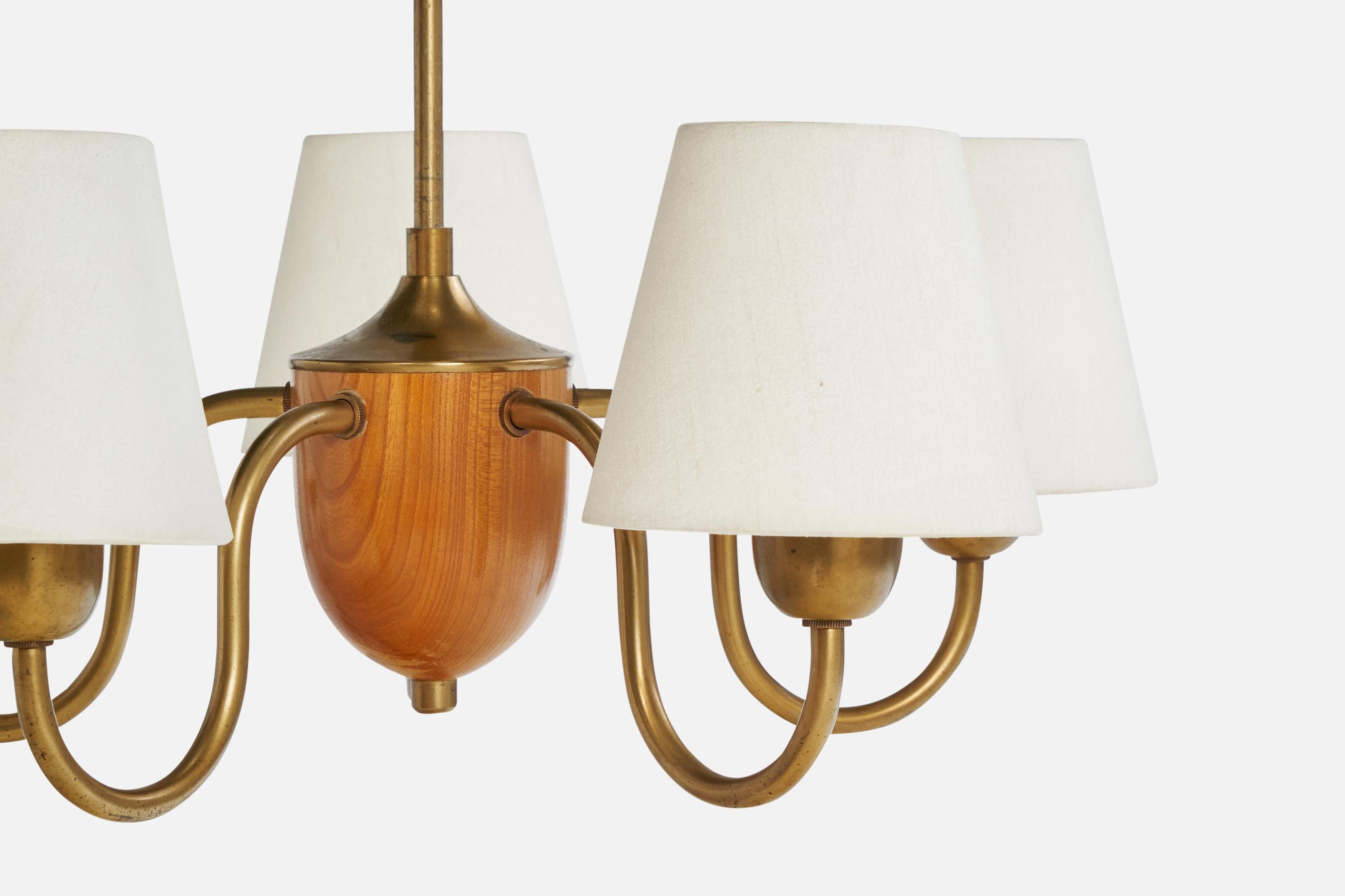 Metà XX secolo Lampadario di design svedese, ottone, Oak, tessuto, Svezia, anni '1950 in vendita