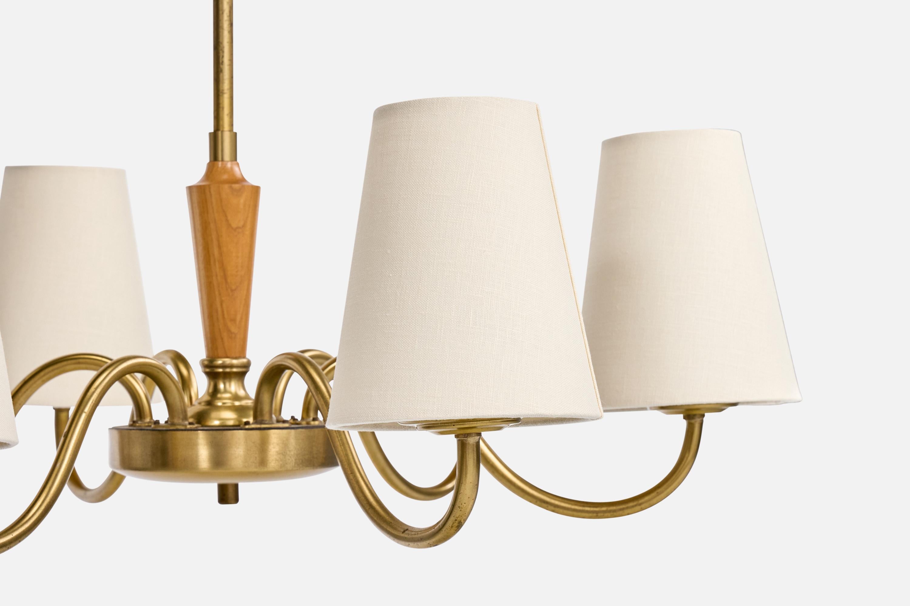 Metà XX secolo Lampadario di design svedese, ottone, Oak, tessuto, Svezia, anni '1950 in vendita