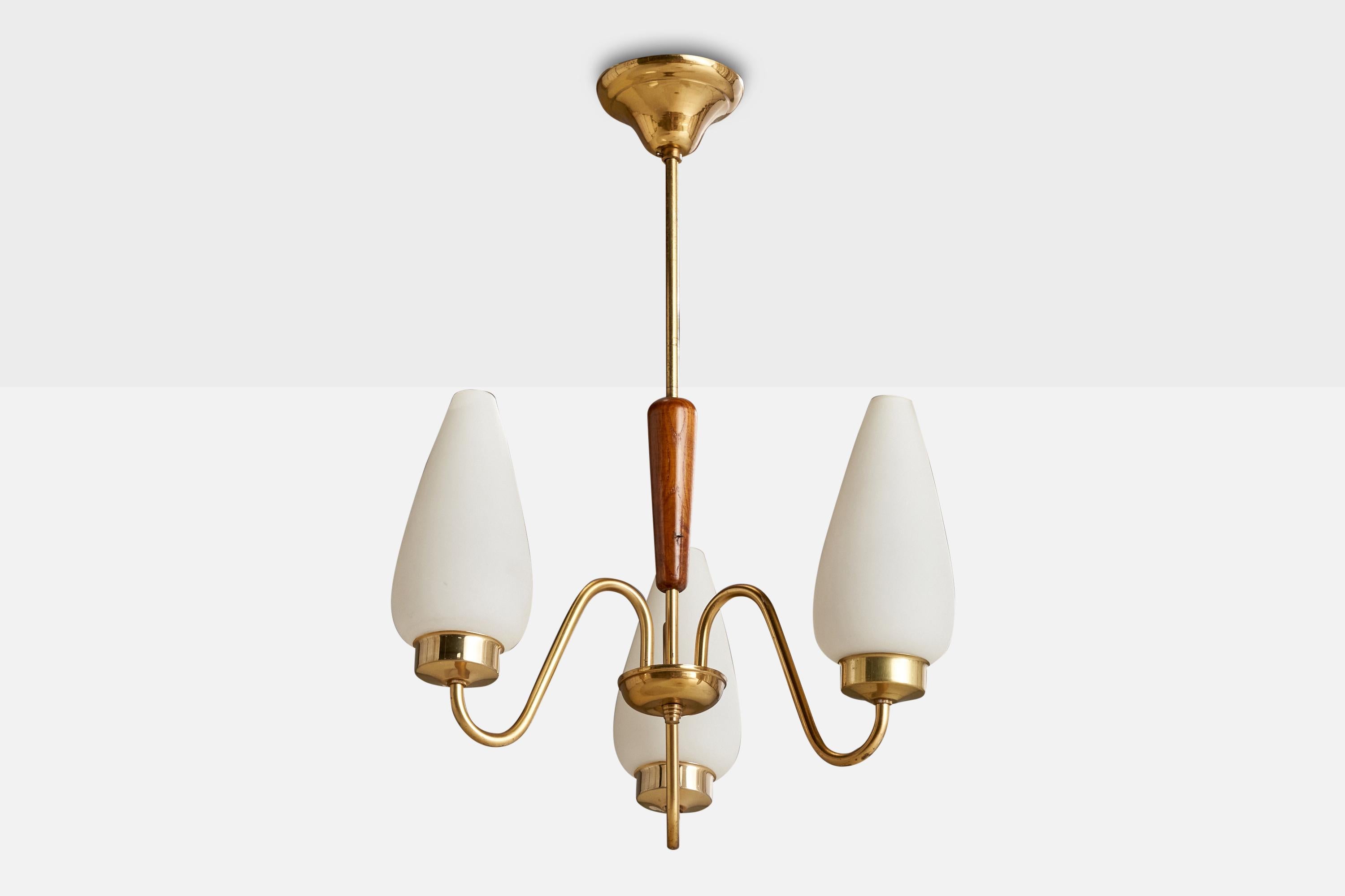 Lustre en laiton, chêne et verre opalin blanc, conçu et produit en Suède, C.C. 1940.

Dimensions globales (pouces) : 22.375
