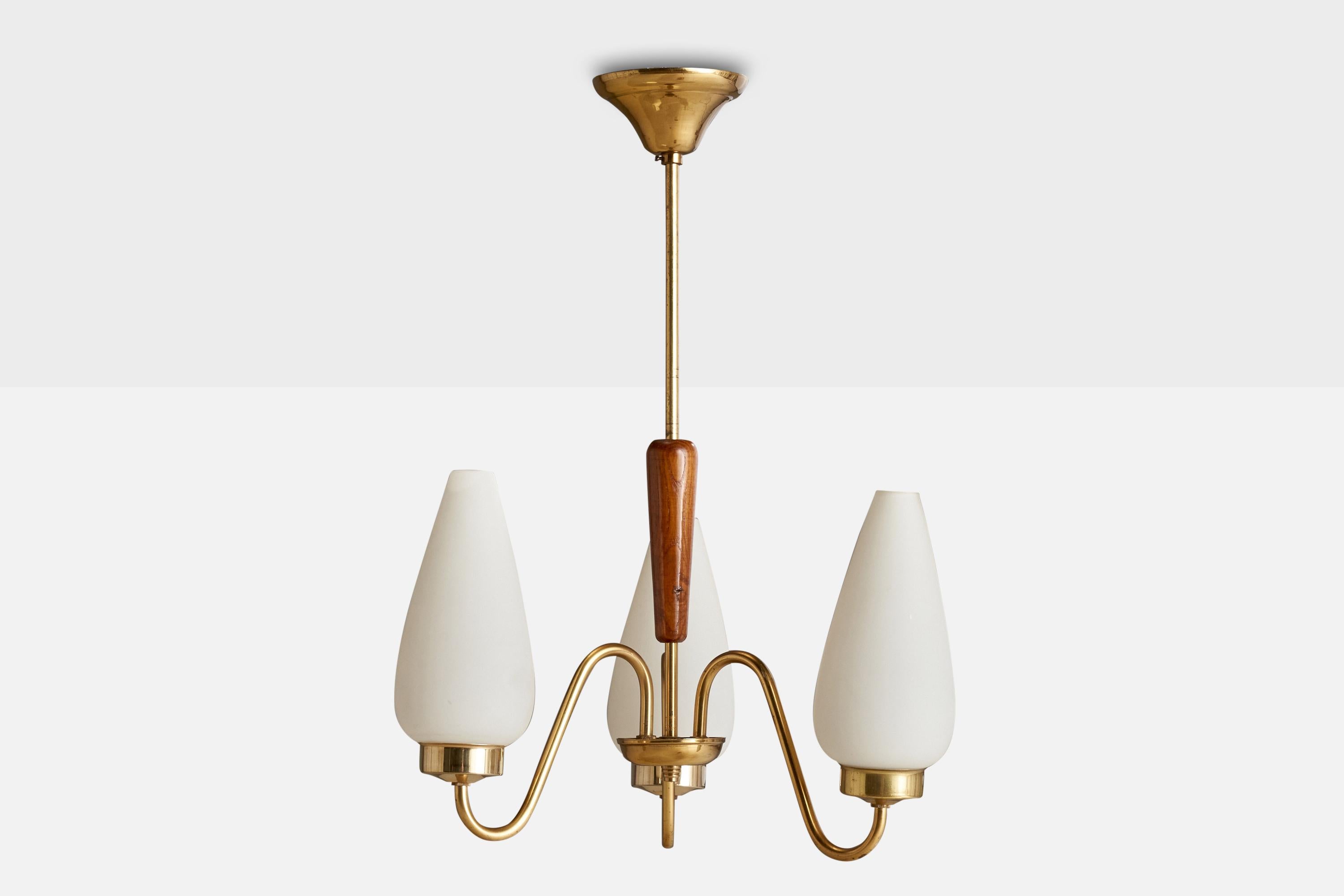 Scandinave moderne Designer suédois, lustre, laiton, Oak, verre, Suède, années 1940 en vente