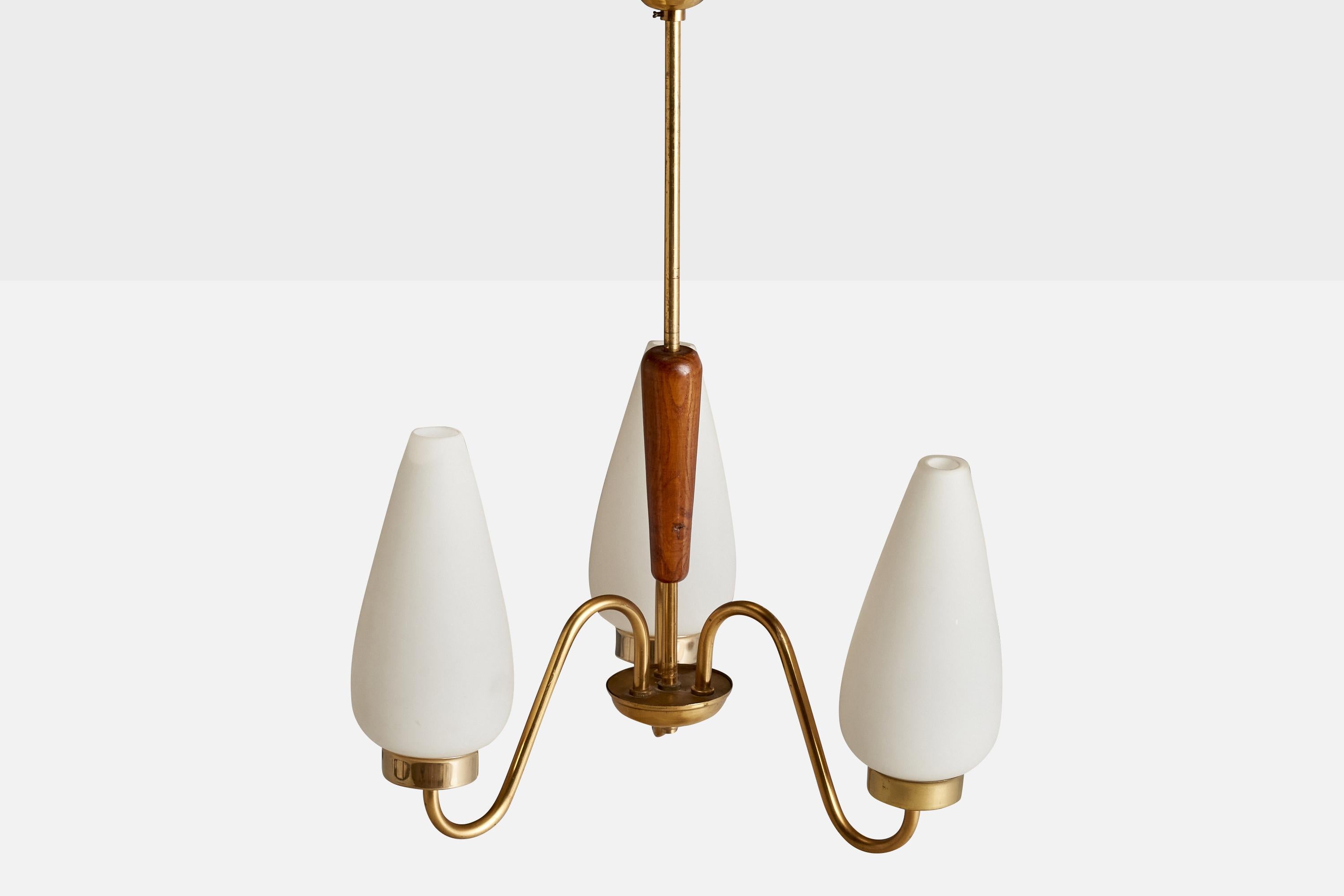 Suédois Designer suédois, lustre, laiton, Oak, verre, Suède, années 1940 en vente