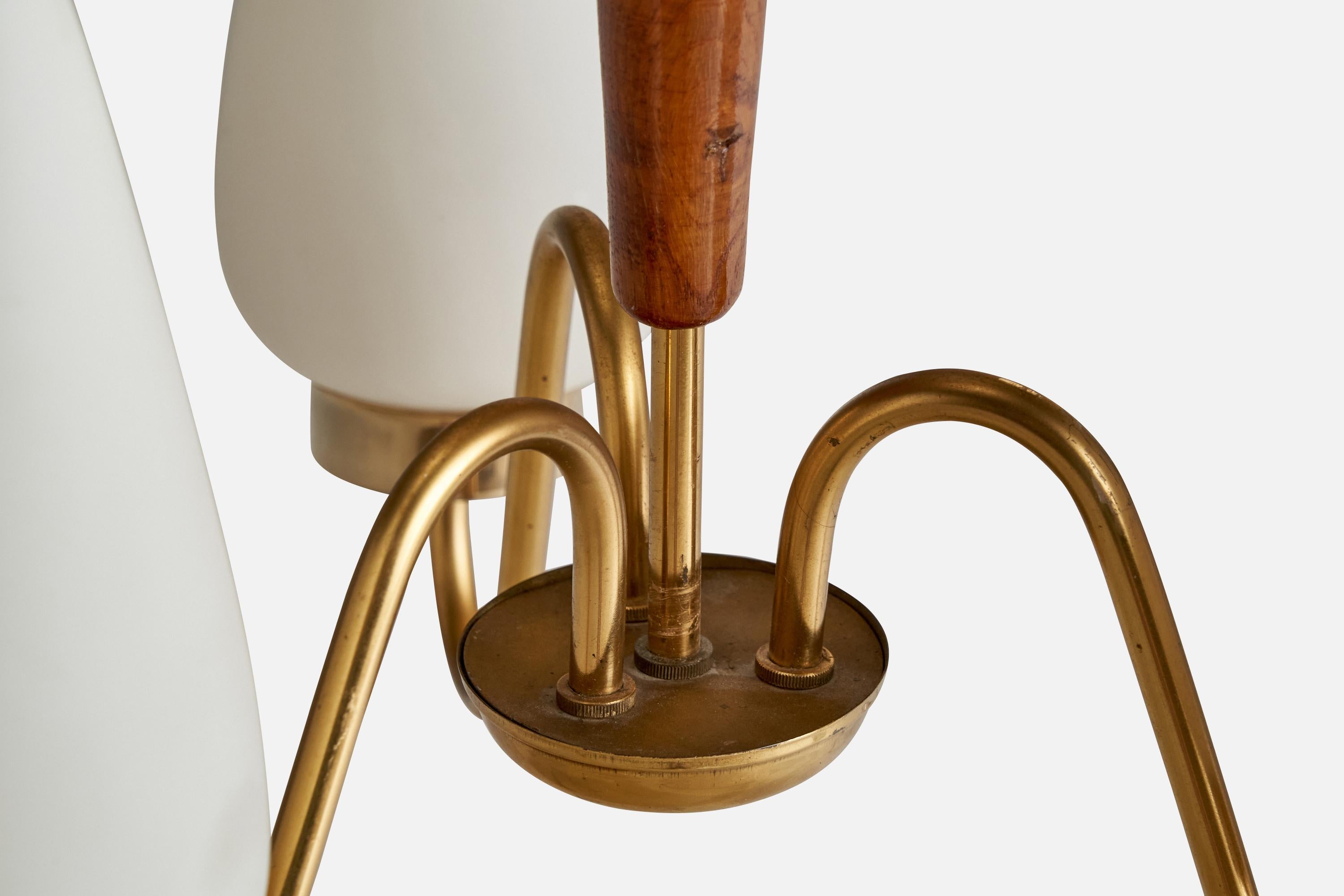 Milieu du XXe siècle Designer suédois, lustre, laiton, Oak, verre, Suède, années 1940 en vente