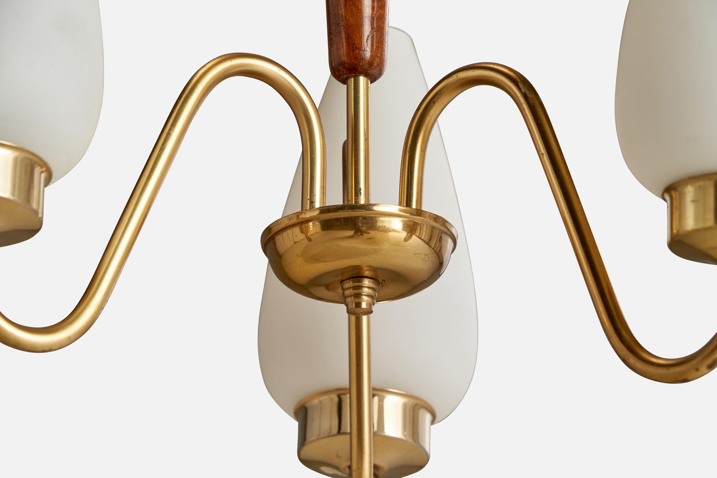 Laiton Designer suédois, lustre, laiton, Oak, verre, Suède, années 1940 en vente
