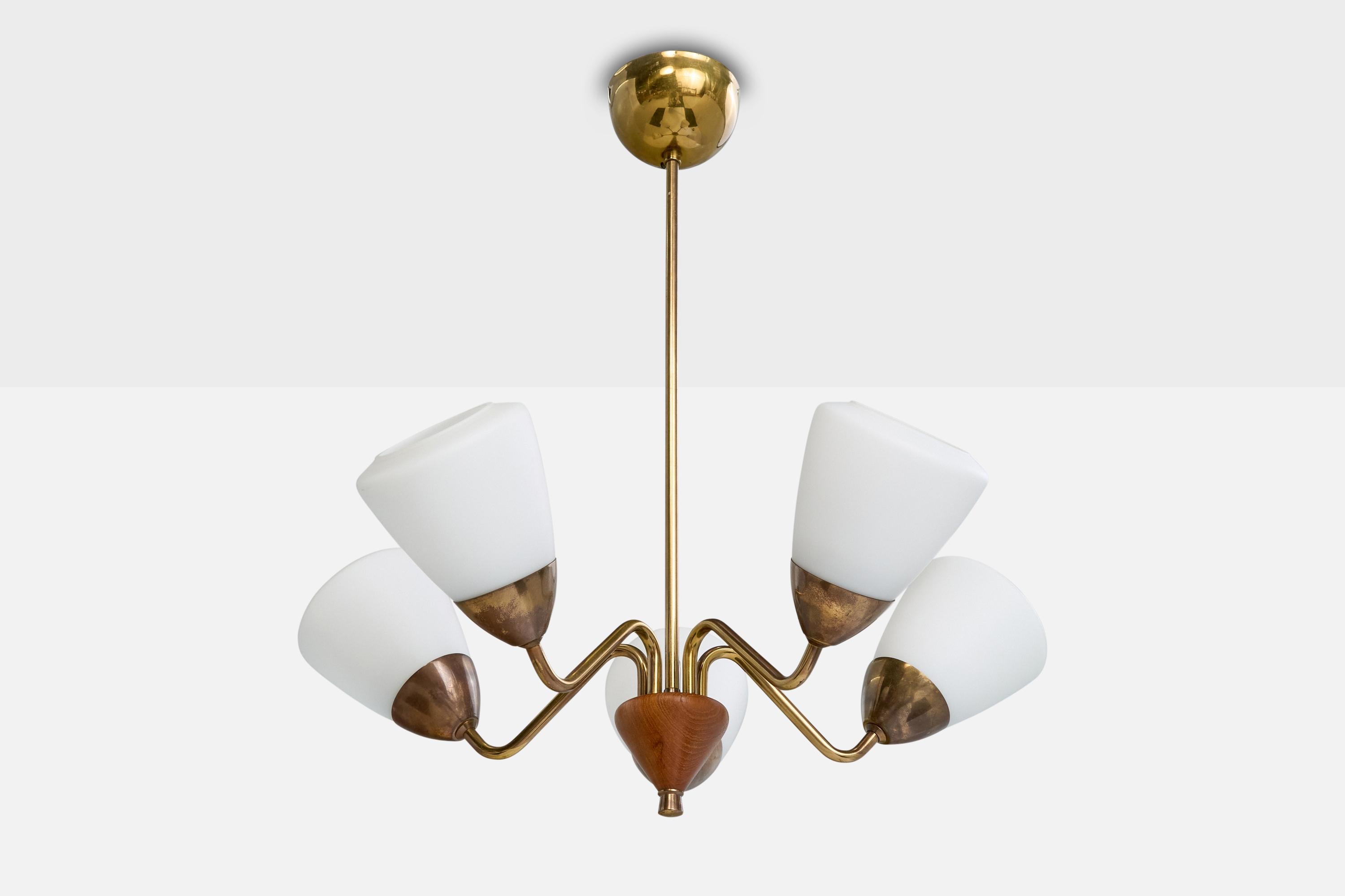 Lampadario in ottone, Oak e vetro opalino bianco progettato e prodotto in Svezia, anni '1950 circa.

Dimensioni complessive (pollici): 23,25