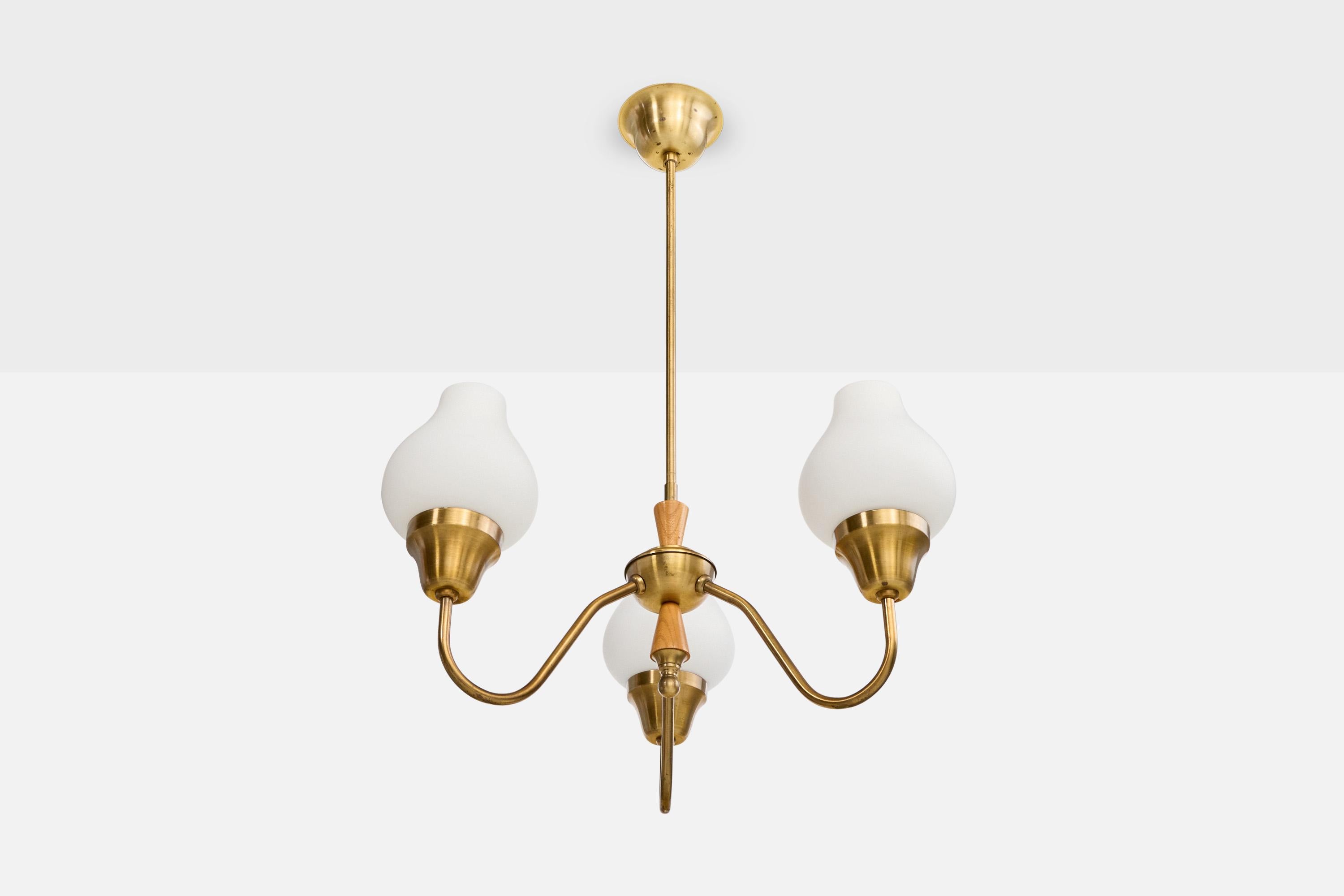 Lustre en laiton, chêne et verre opalin blanc, conçu et produit en Suède, C.C. 1950.

Dimensions globales (pouces) : 26.0 