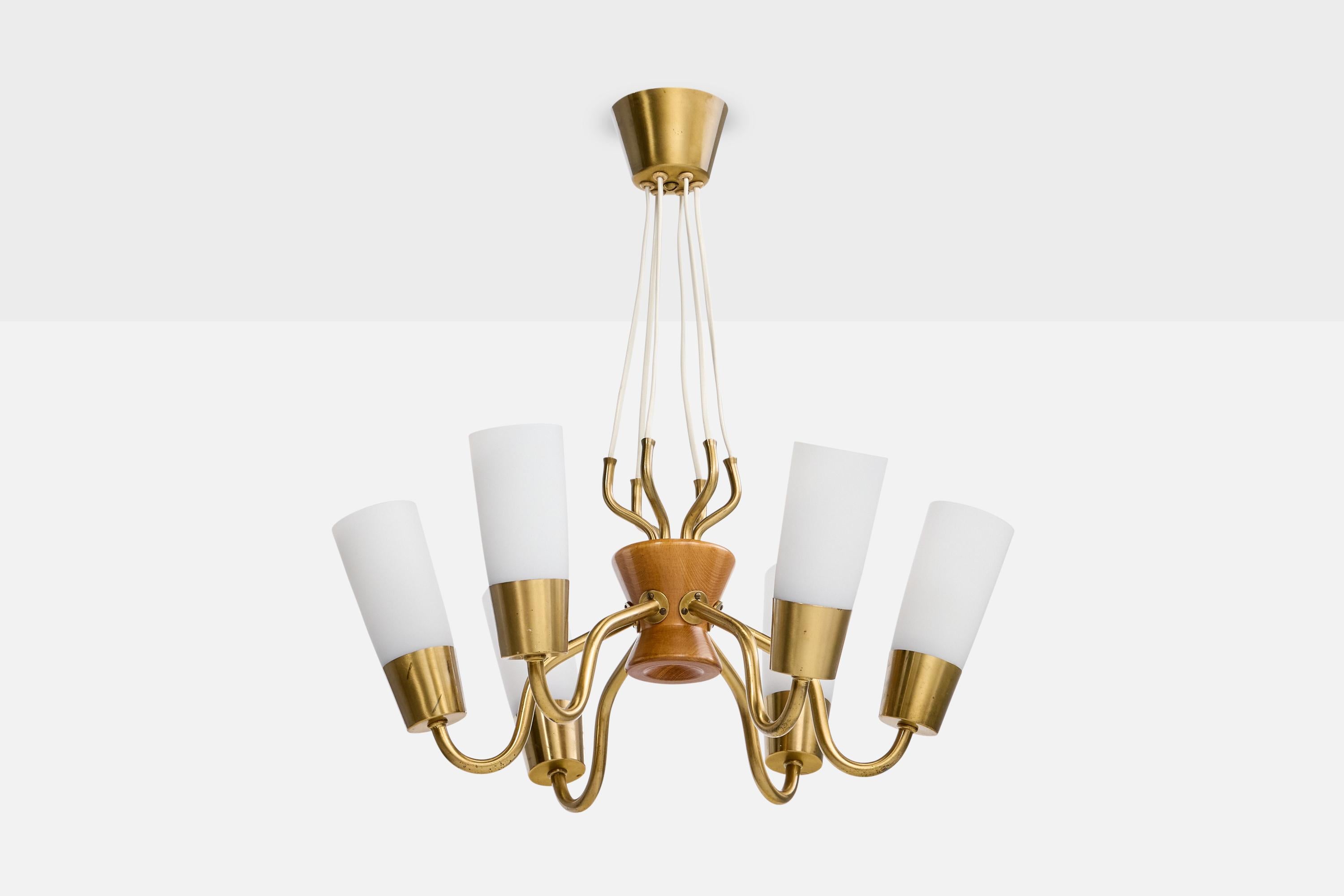 Lampadario in ottone, Oak e vetro opalino bianco progettato e prodotto in Svezia, anni '1950 circa.

Dimensioni complessive (pollici): 23,5 