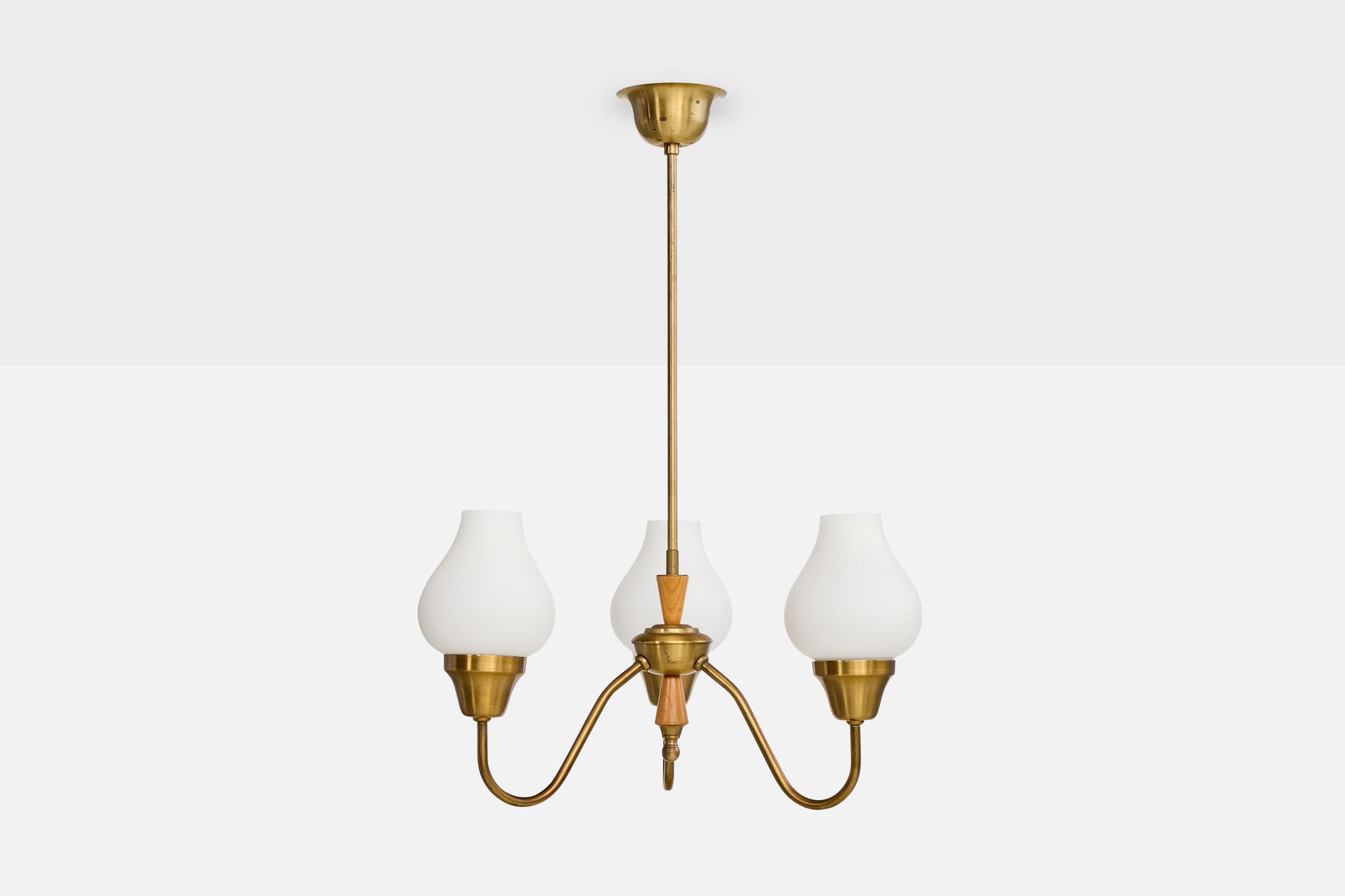 Mid-Century Modern Designer suédois, lustre, laiton, Oak, verre, Suède, années 1950 en vente