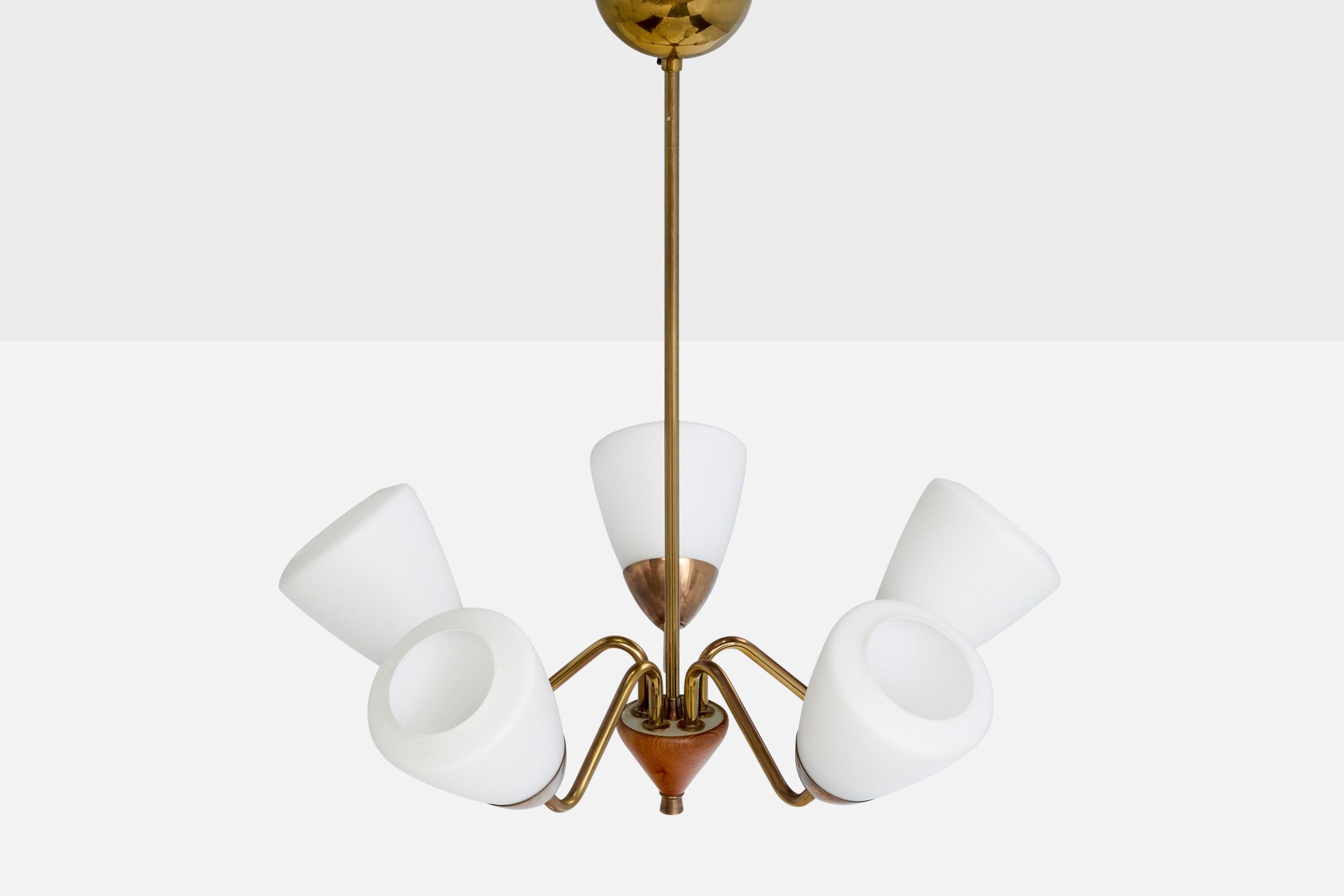 Lampadario di design svedese, ottone, quercia, vetro, Svezia, anni '1950 In condizioni buone in vendita a High Point, NC