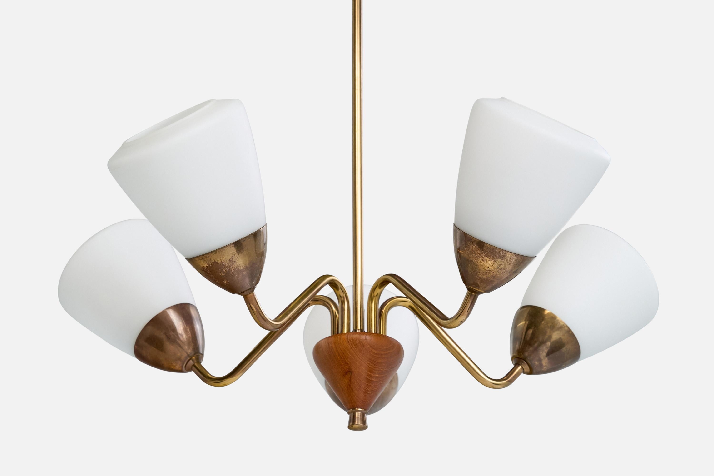 Metà XX secolo Lampadario di design svedese, ottone, quercia, vetro, Svezia, anni '1950 in vendita