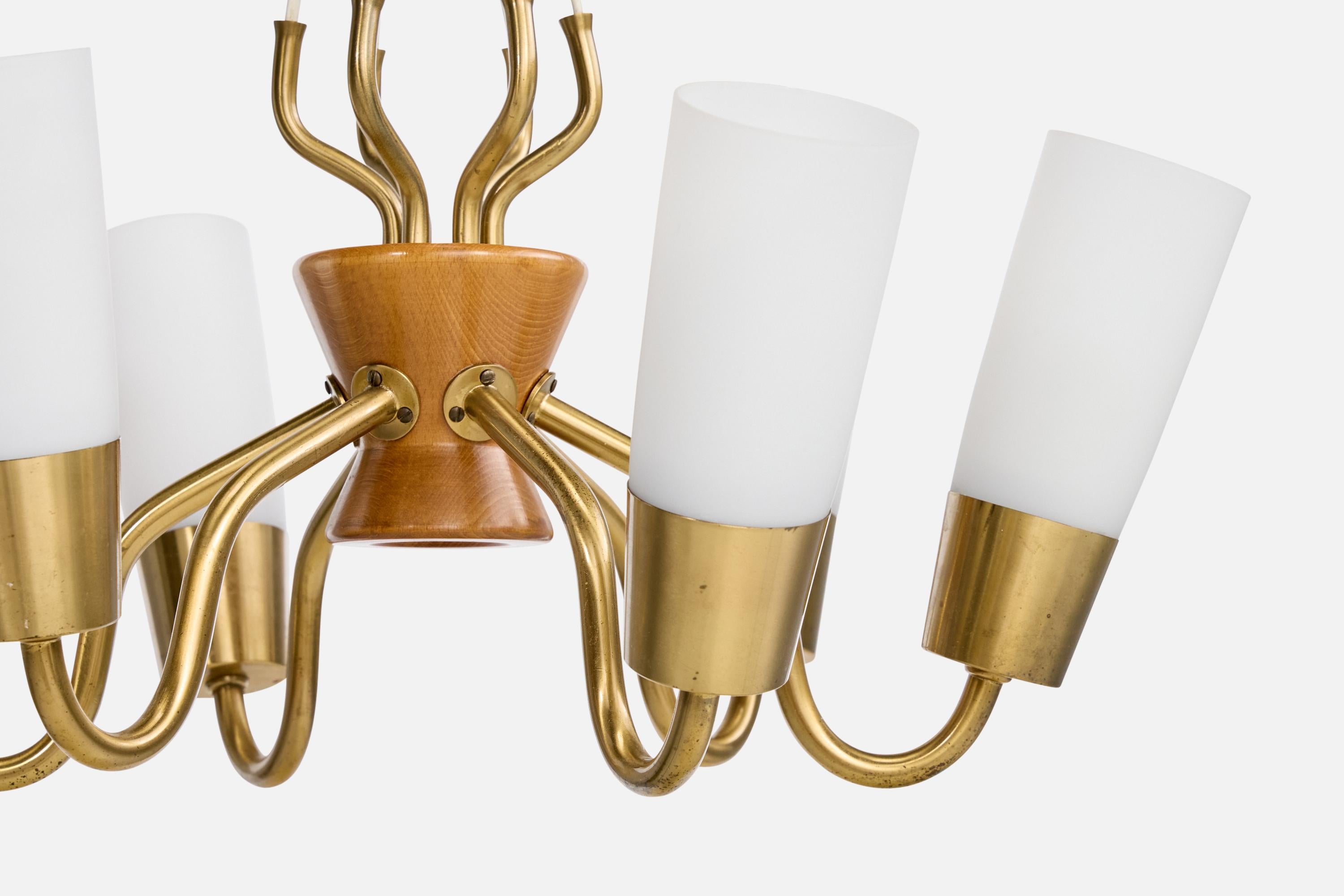 Metà XX secolo Lampadario di design svedese, ottone, quercia, vetro, Svezia, anni '1950 in vendita