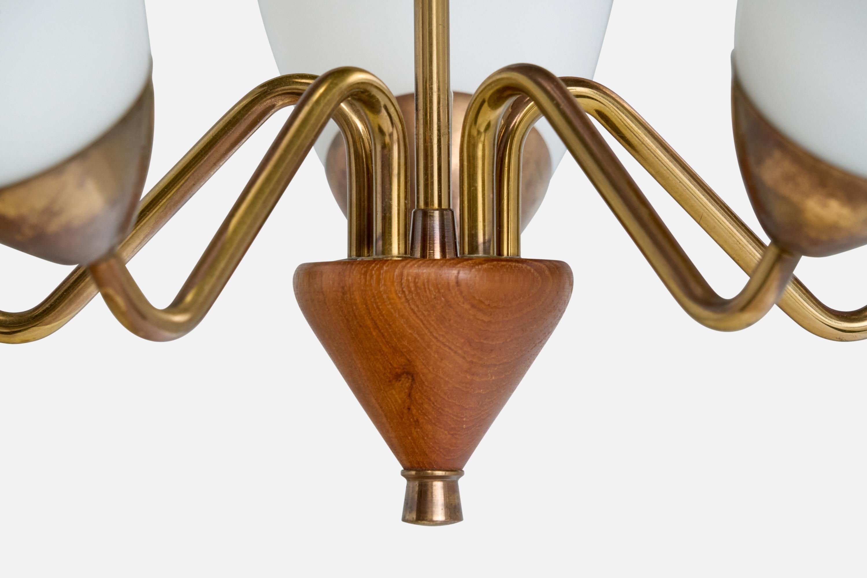 Lampadario di design svedese, ottone, quercia, vetro, Svezia, anni '1950 in vendita 1