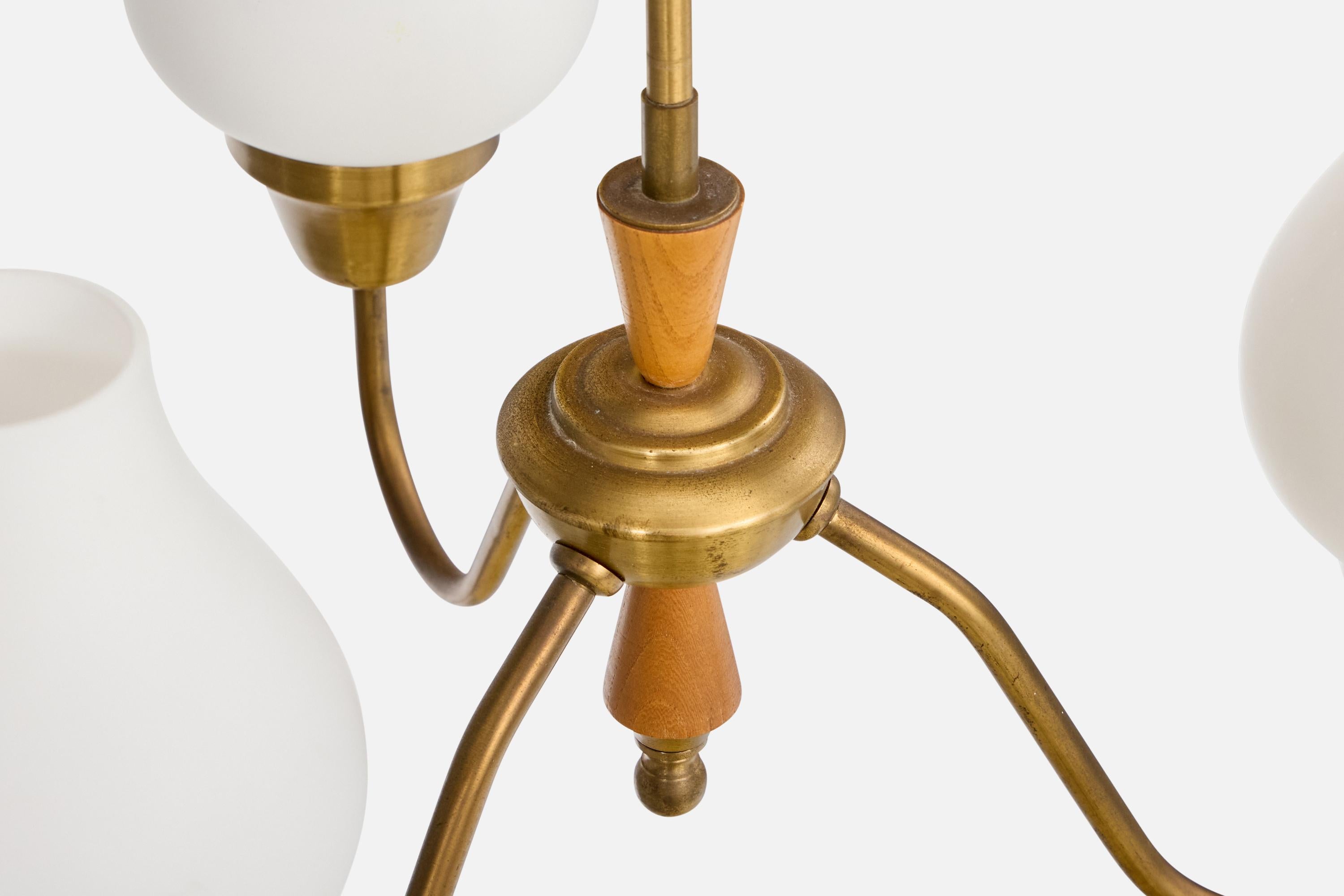 Laiton Designer suédois, lustre, laiton, Oak, verre, Suède, années 1950 en vente