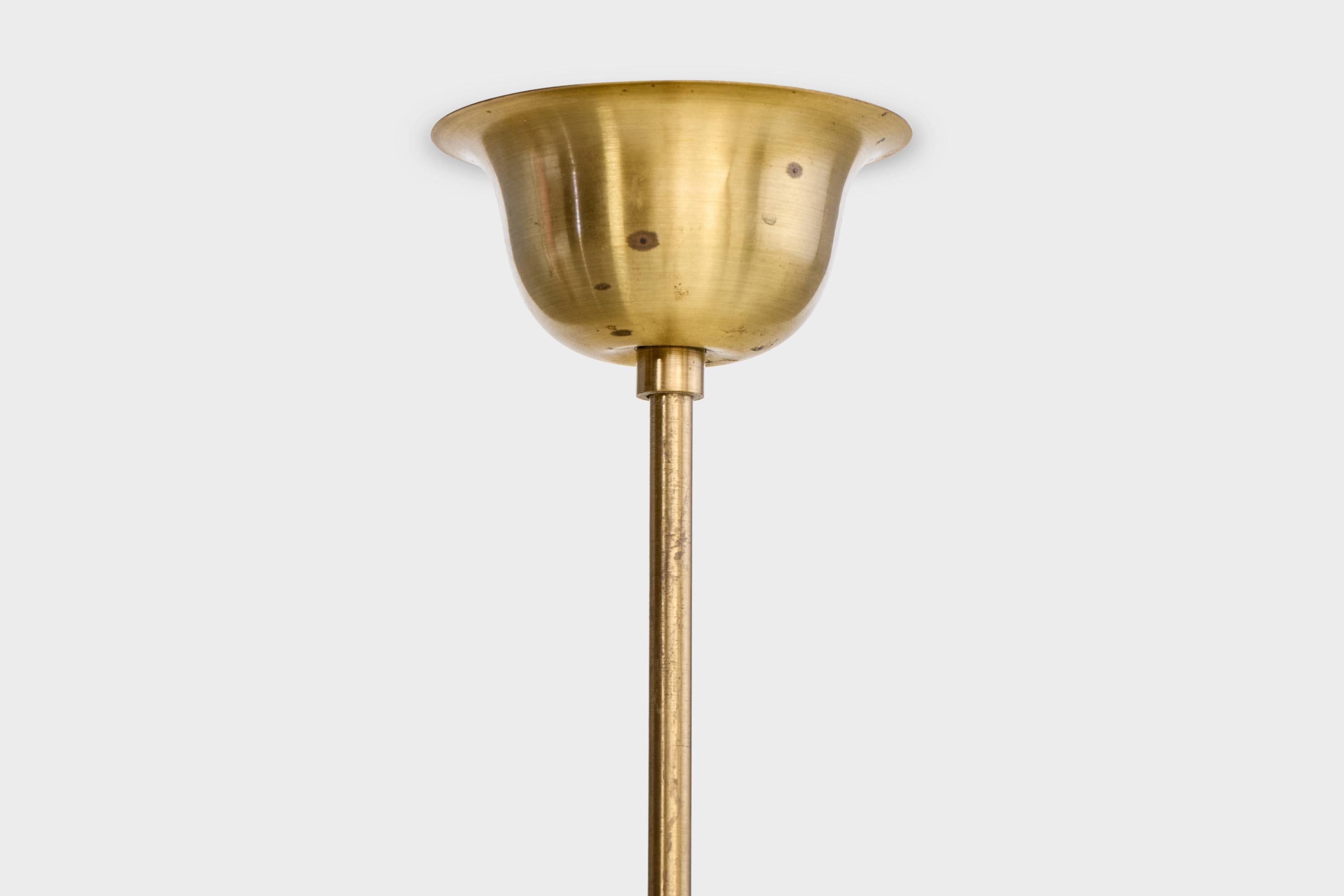 Designer suédois, lustre, laiton, Oak, verre, Suède, années 1950 en vente 1