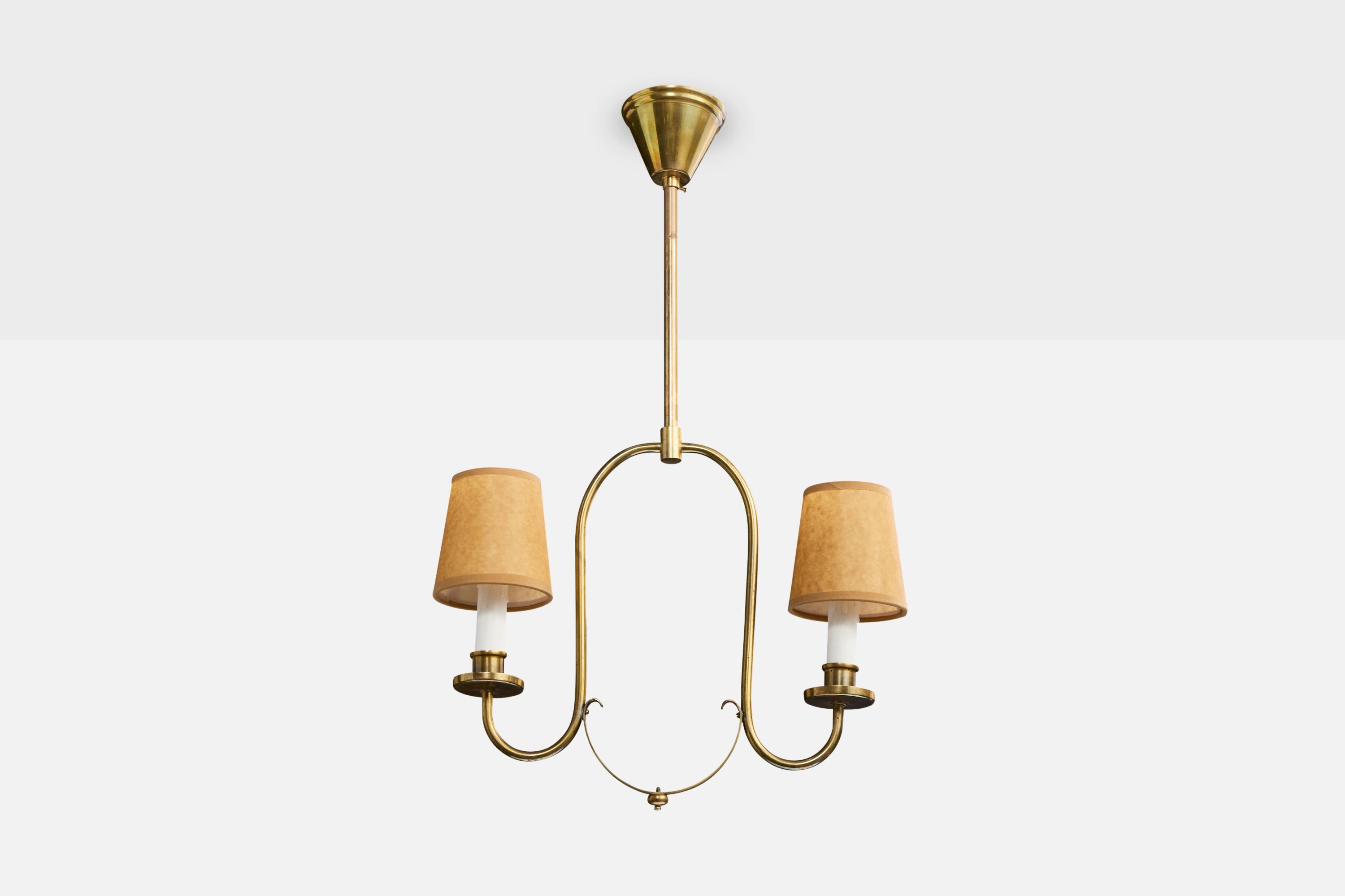 Lampadario in ottone, plastica bianca e carta pergamena marrone progettato e prodotto in Svezia, anni '50 circa.

L'ossidazione molto leggera è presente in tutto il pezzo.

Dimensioni complessive (pollici): 25,4 