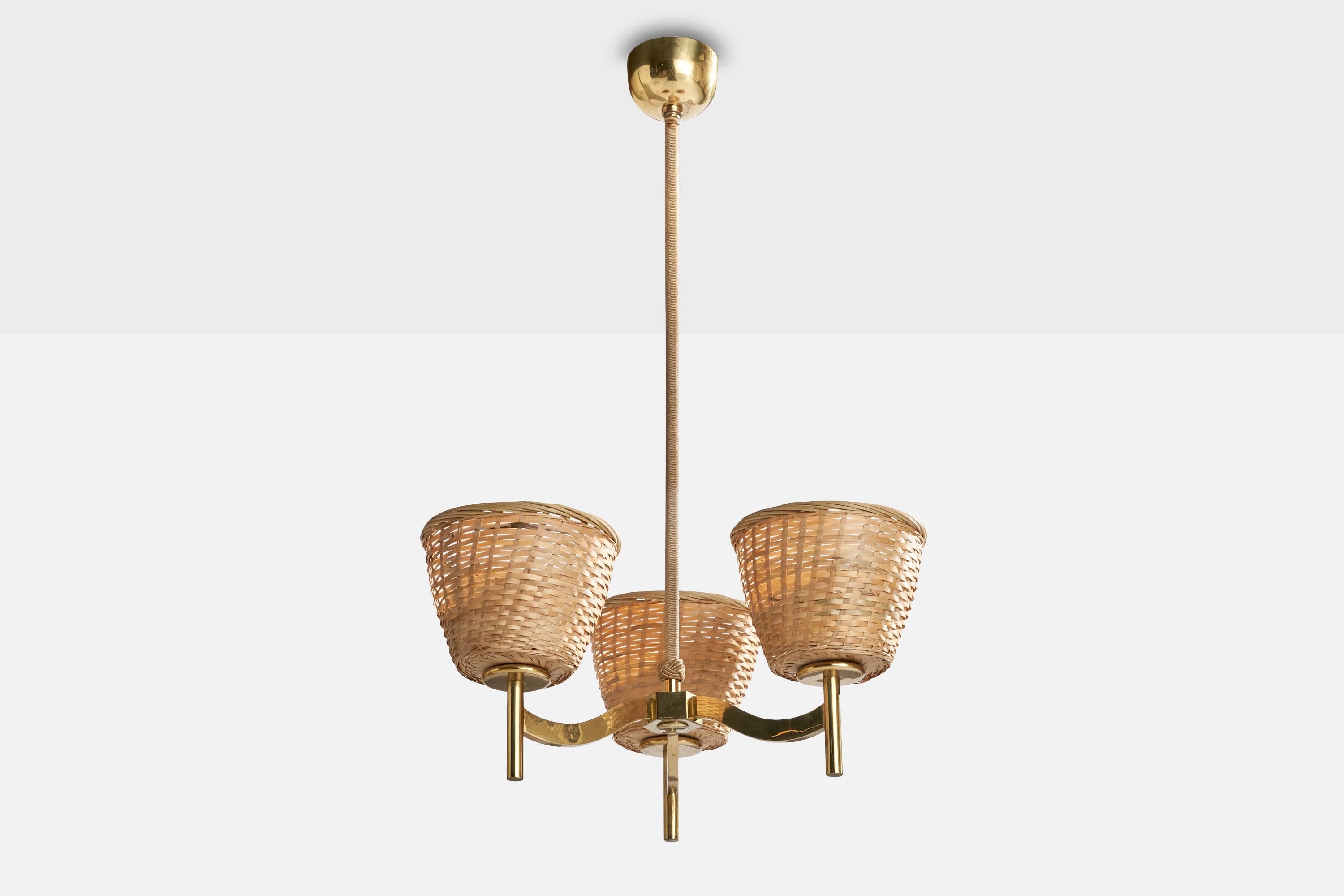 Lampadario in ottone, corde di tessuto e rattan progettato e prodotto in Svezia, anni '50 circa.

Paralumi in rattan assortiti.

Dimensioni complessive (pollici): 31