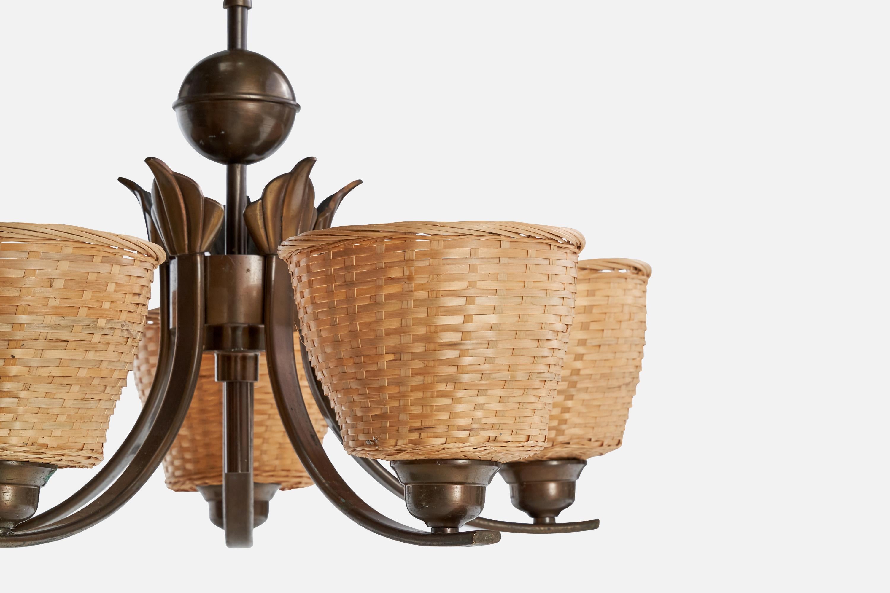 Metà XX secolo Designer svedese, lampadario, ottone, rattan, Svezia, anni '1940 in vendita