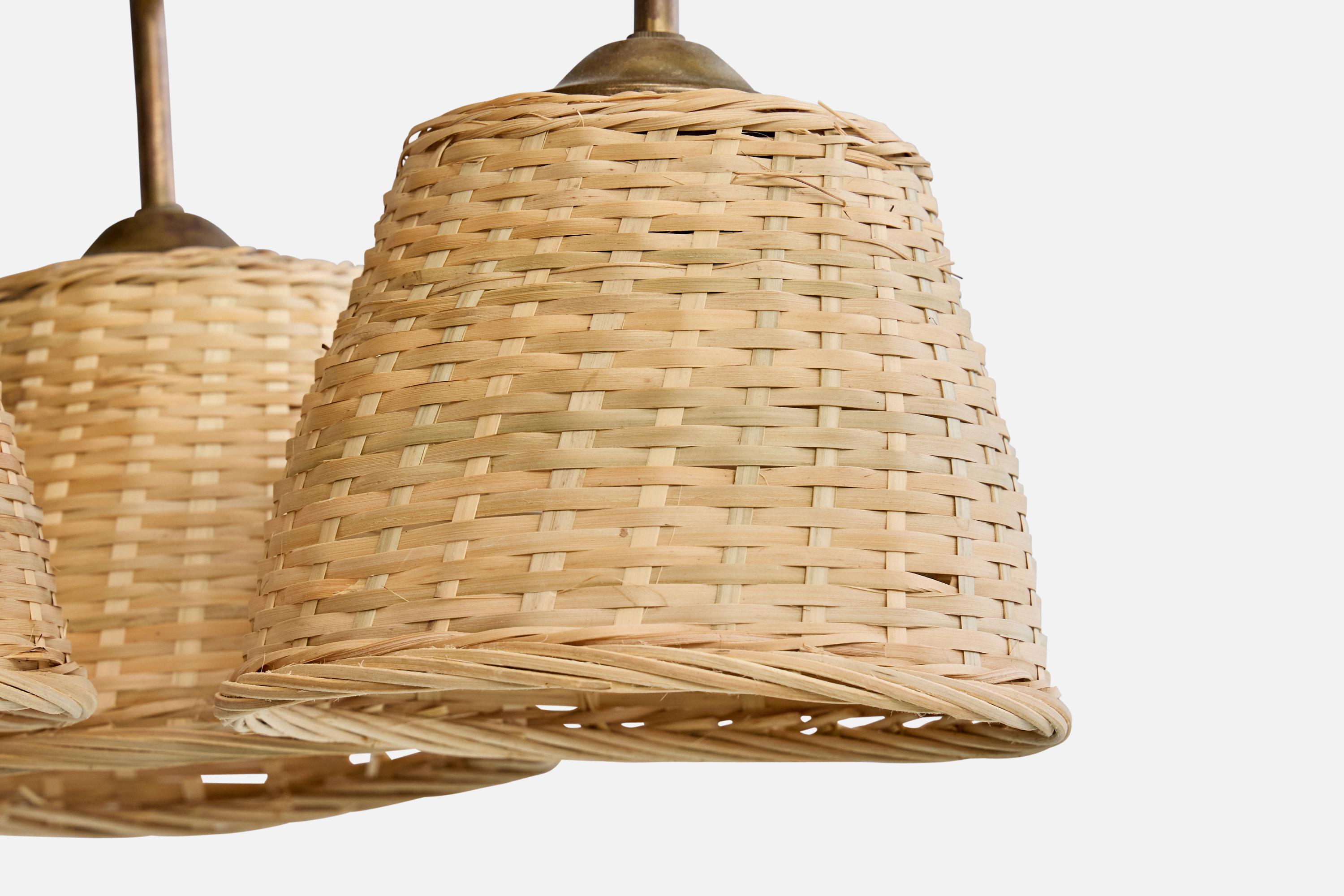 Metà XX secolo Designer svedese, lampadario, ottone, rattan, Svezia, anni '1940 in vendita