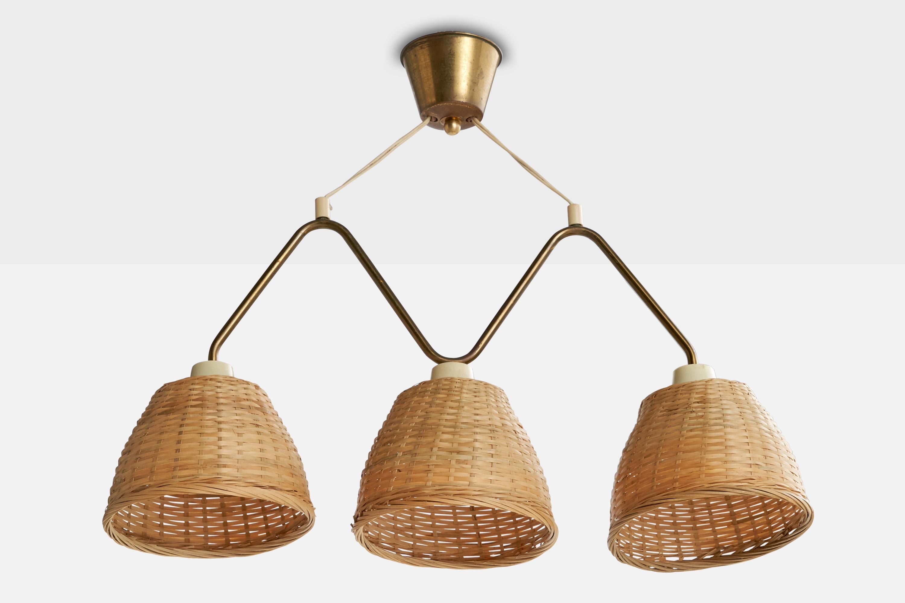 Lustre en laiton et en rotin conçu et produit en Suède, C.C. 1950.

Abats-jour en rotin assortis.

Dimensions globales (pouces) : 19,5