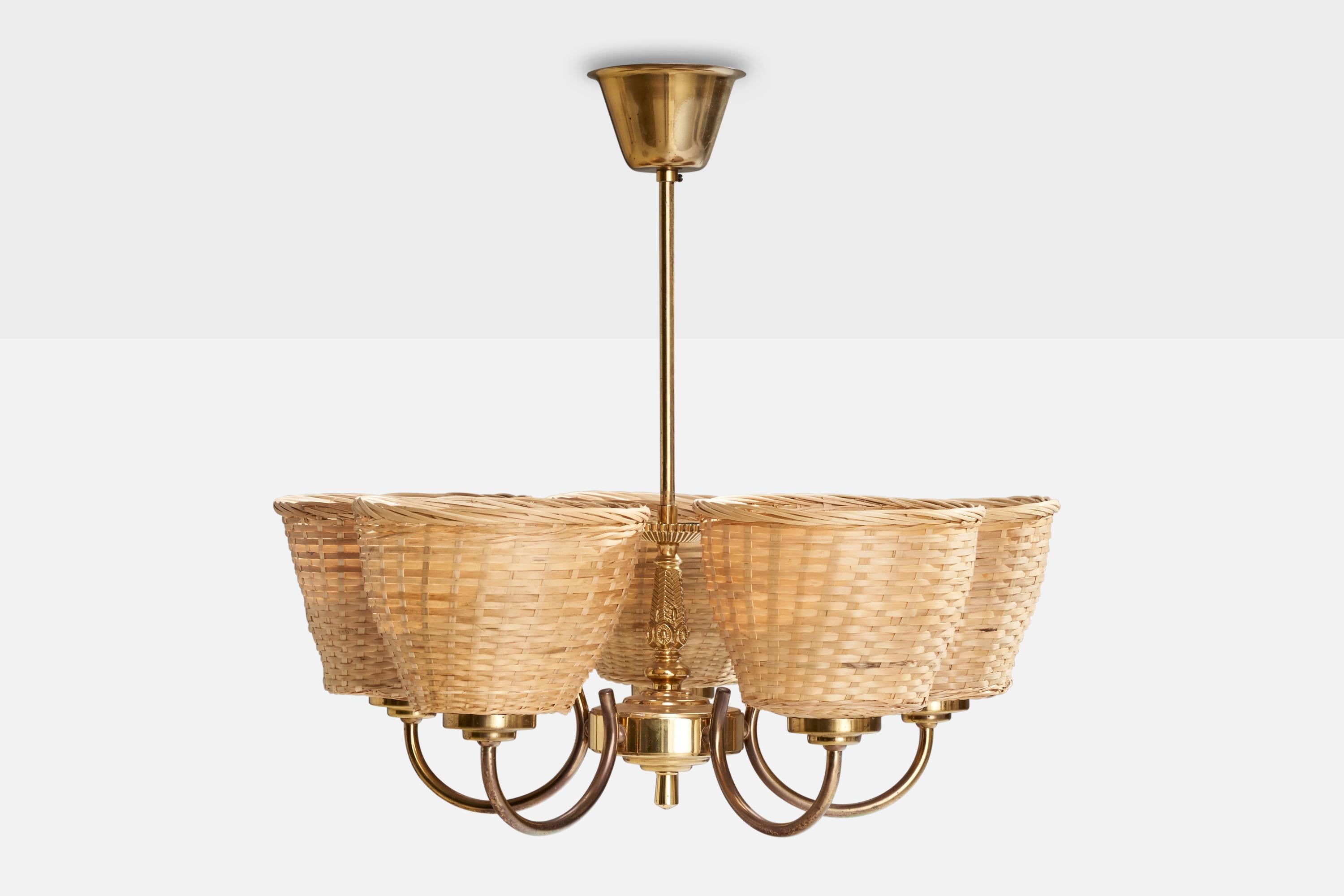 Mid-Century Modern Lustre de designer suédois, en laiton et rotin, Suède, années 1950 en vente