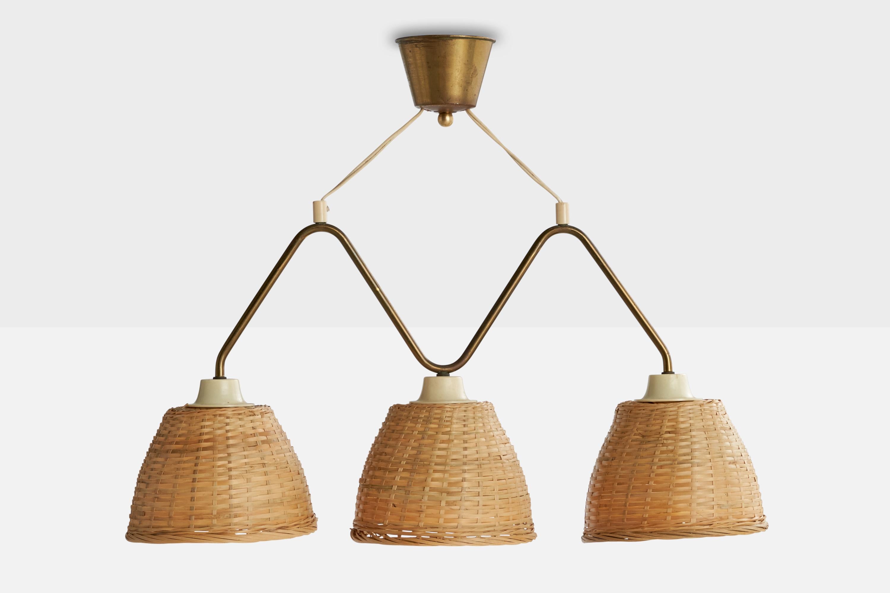 Scandinave moderne Lustre de designer suédois, en laiton et rotin, Suède, années 1950 en vente