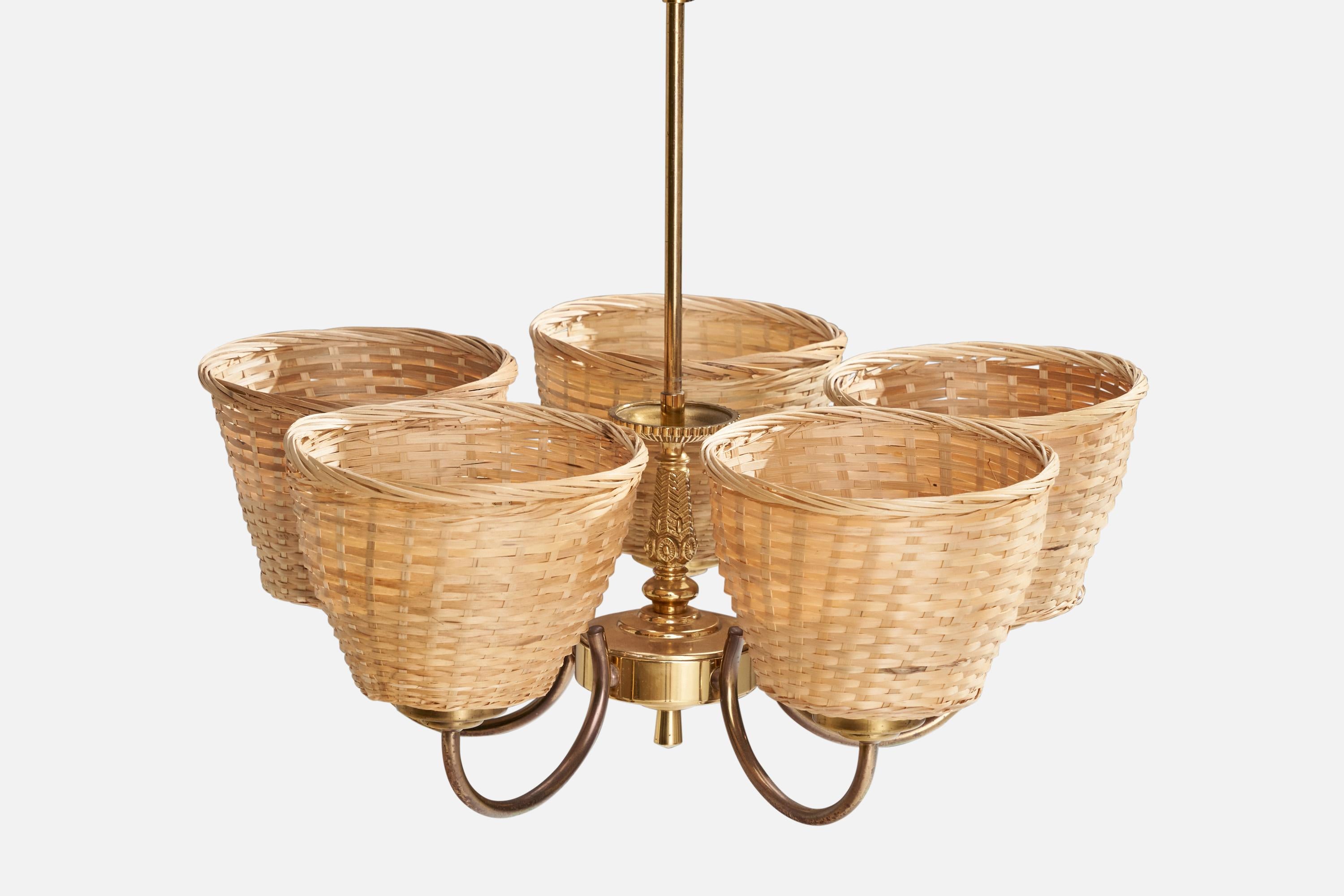 Suédois Lustre de designer suédois, en laiton et rotin, Suède, années 1950 en vente